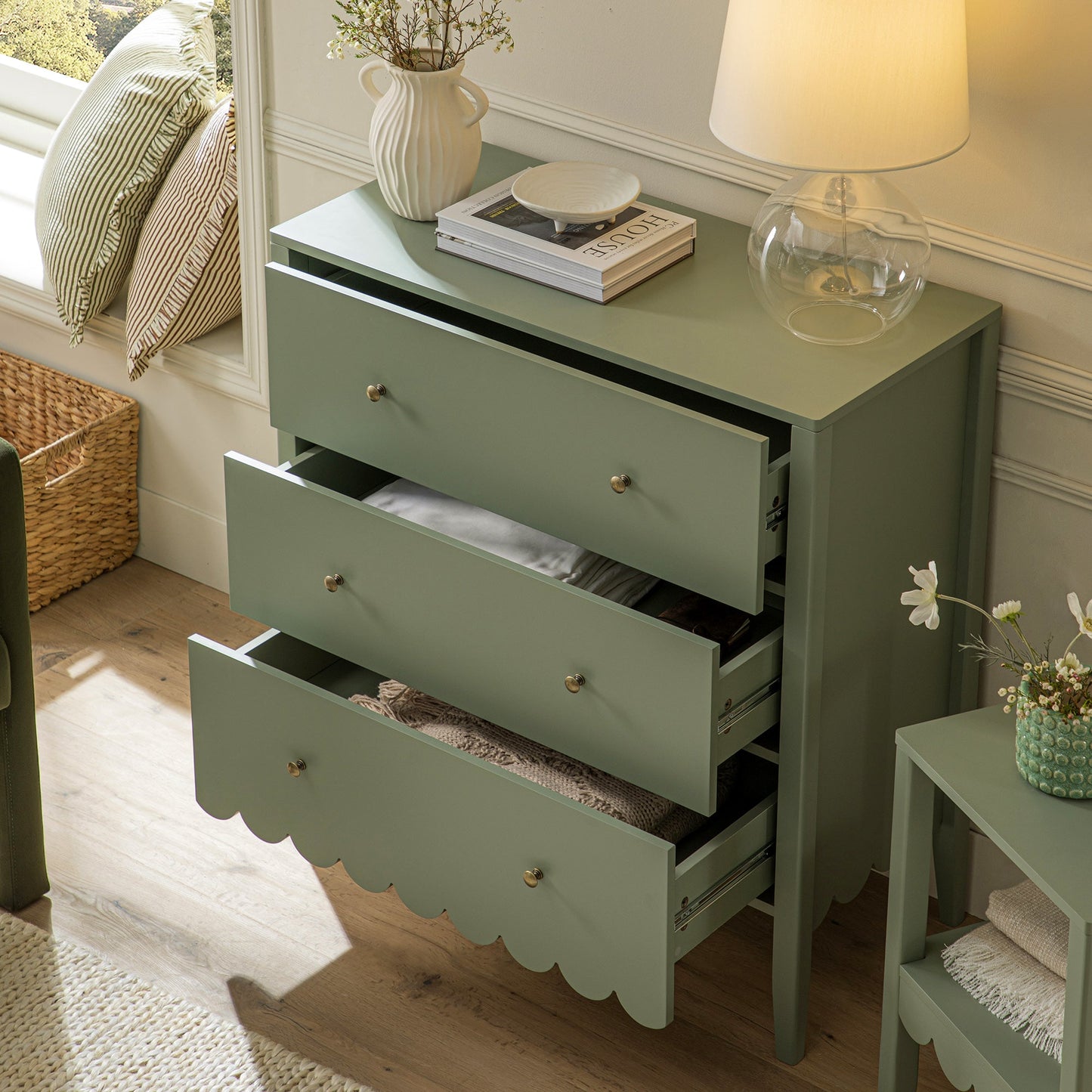 Commode 3 tiroirs Henley à bords festonnés, vert sauge