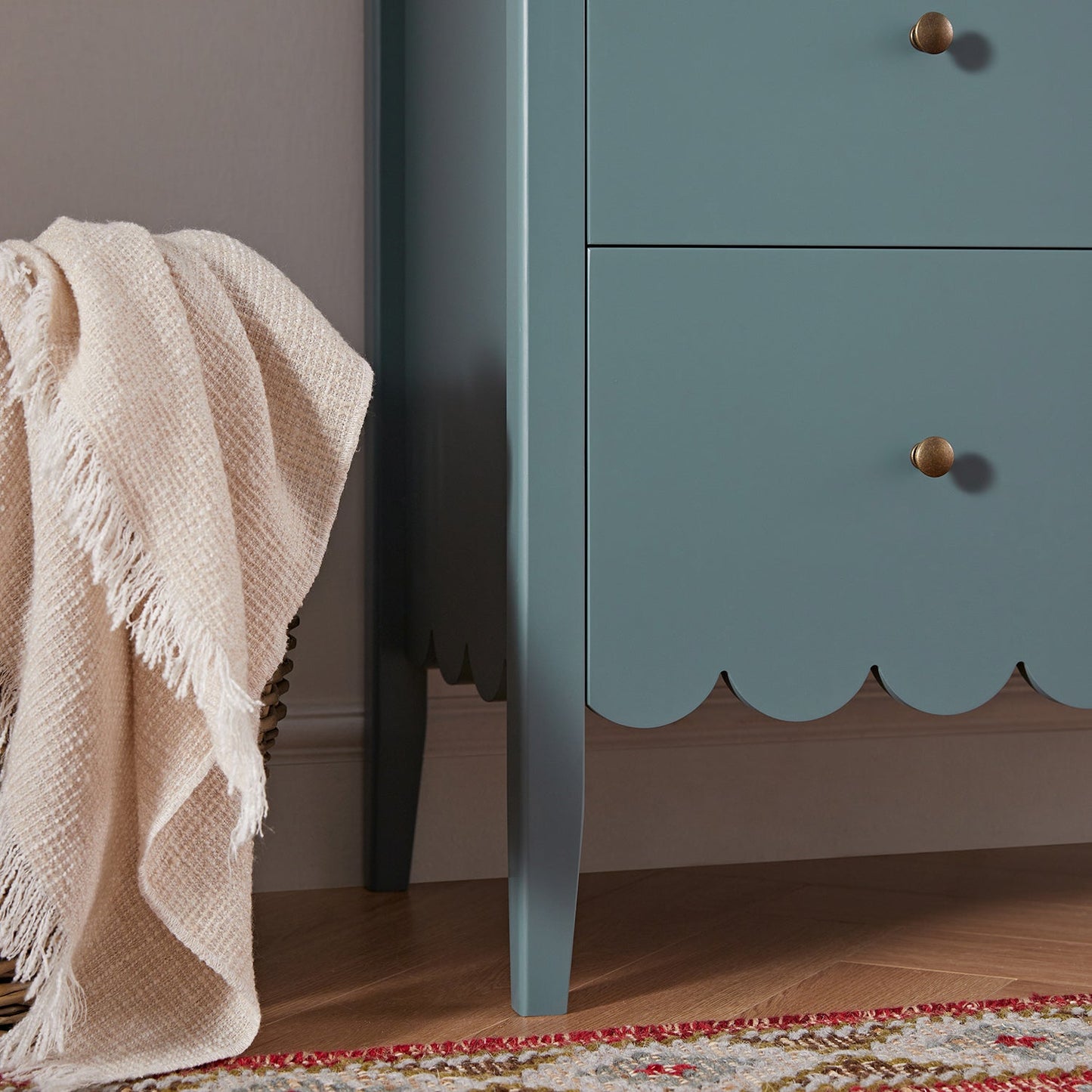 Commode 3 tiroirs à bords festonnés Henley, épicéa bleu