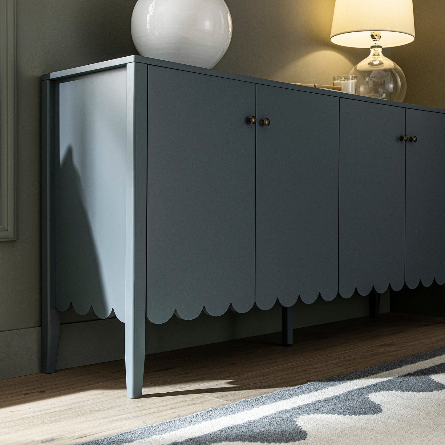 Buffet Henley à bords festonnés, 150 cm de large, épicéa bleu