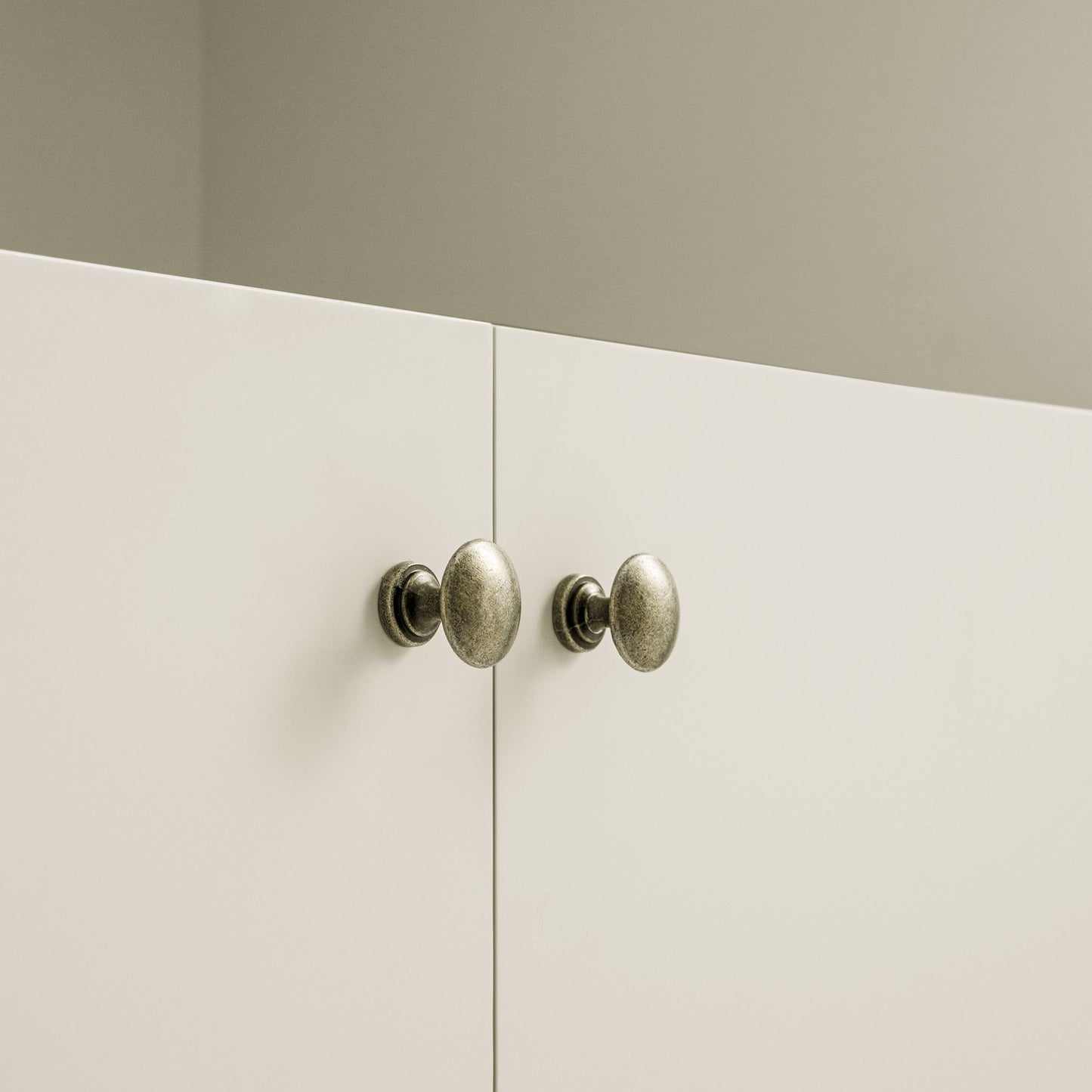 Buffet Henley à bords festonnés, 150 cm de large, avec étagère ouverte, couleur sable clair