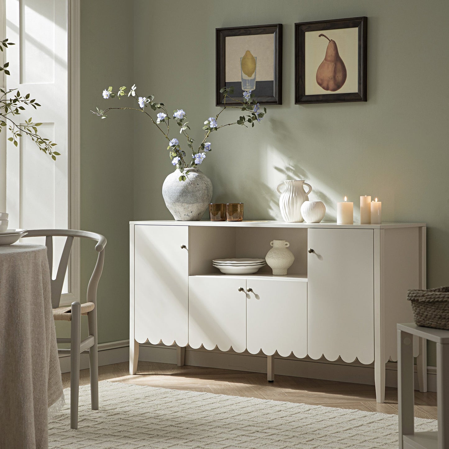 Buffet Henley à bords festonnés, 150 cm de large, avec étagère ouverte, couleur sable clair
