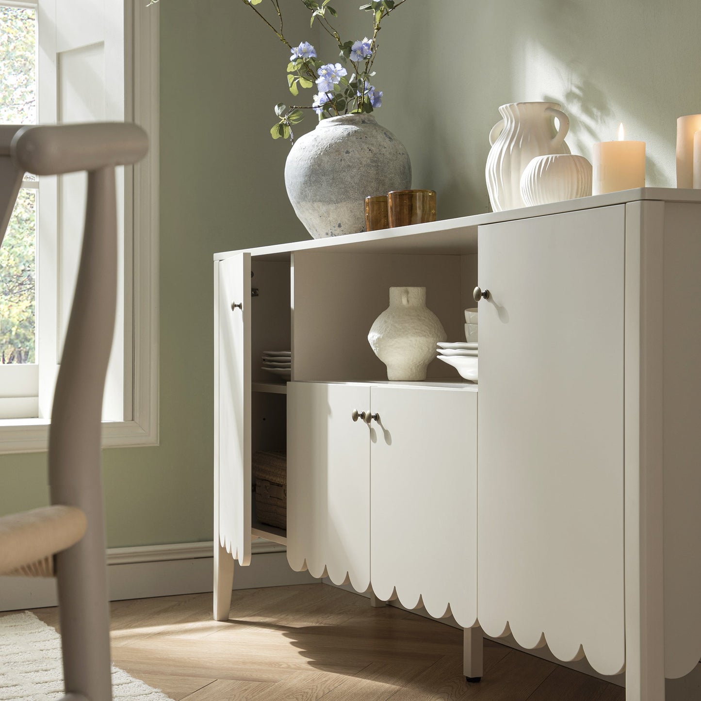 Buffet Henley à bords festonnés, 150 cm de large, avec étagère ouverte, couleur sable clair