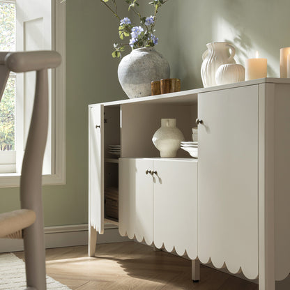 Buffet Henley à bords festonnés, 150 cm de large, avec étagère ouverte, couleur sable clair