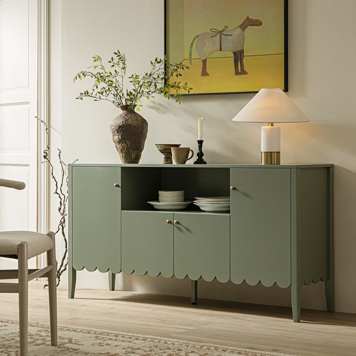 Buffet Henley à bords festonnés, 150 cm de large, avec étagère ouverte, vert sauge