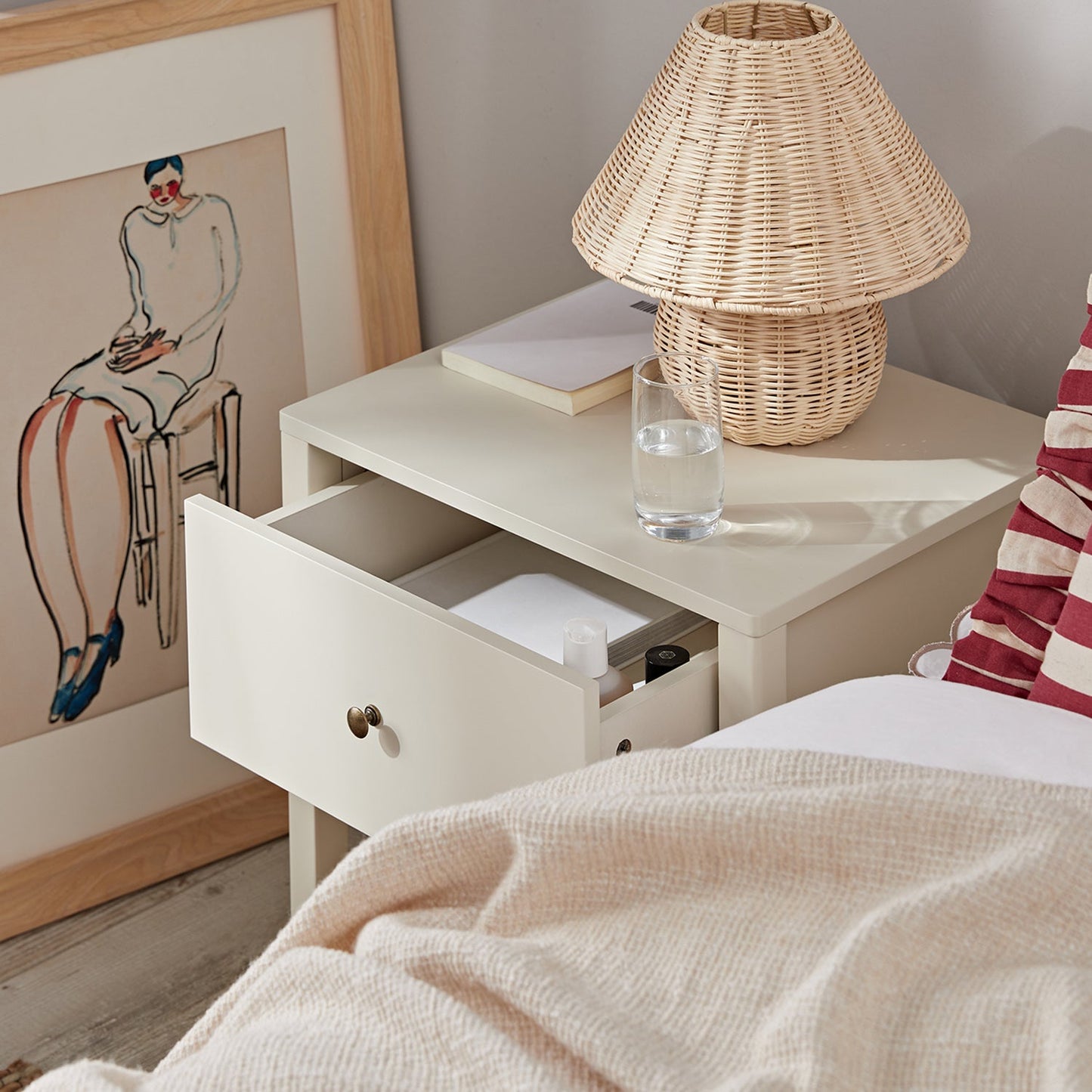 Table de chevet Henley à bords festonnés avec tiroir, sable clair