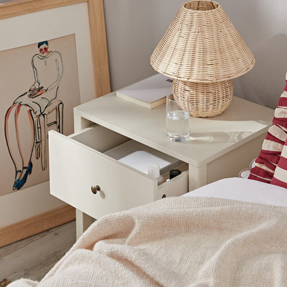 Table de chevet Henley à bords festonnés avec tiroir, sable clair