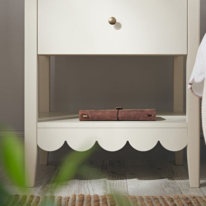 Table de chevet Henley à bords festonnés avec tiroir, sable clair