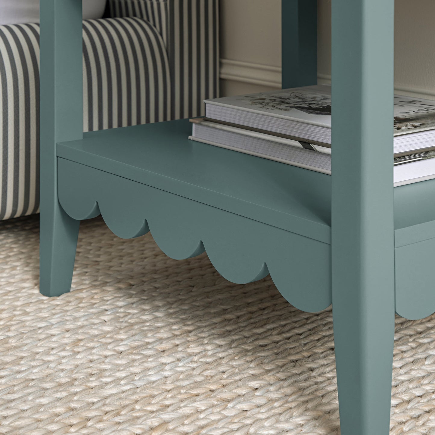 Table de chevet Henley à bords festonnés avec tiroir, épicéa bleu