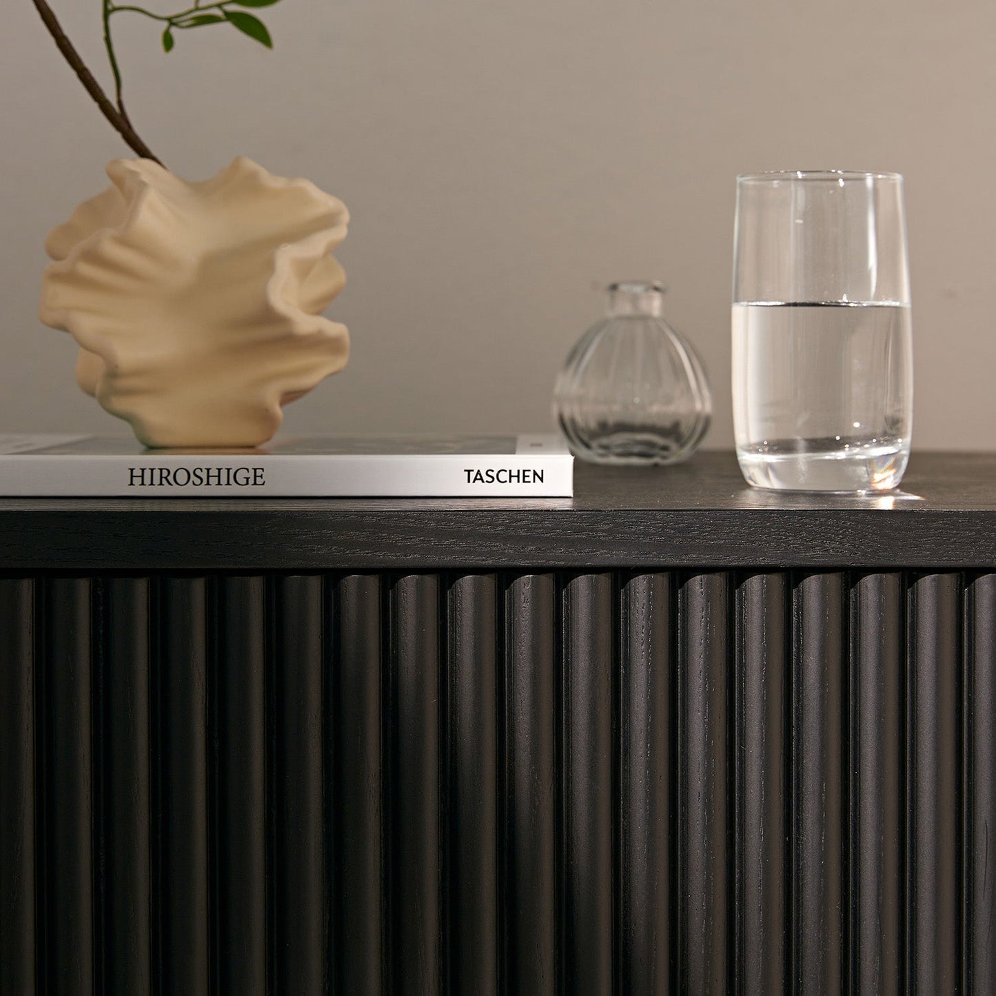 Table de chevet Maru à 2 tiroirs, noire