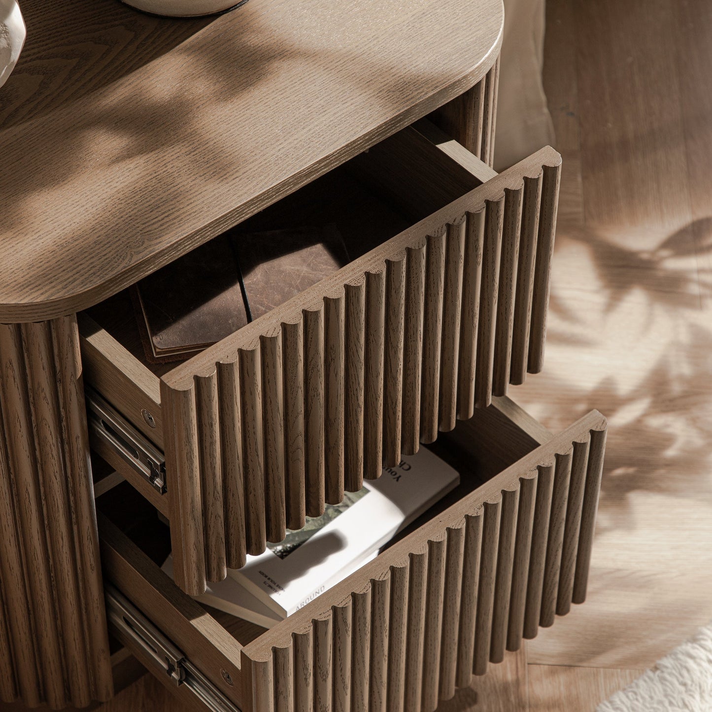 Table de chevet Maru à 2 tiroirs, chêne argenté