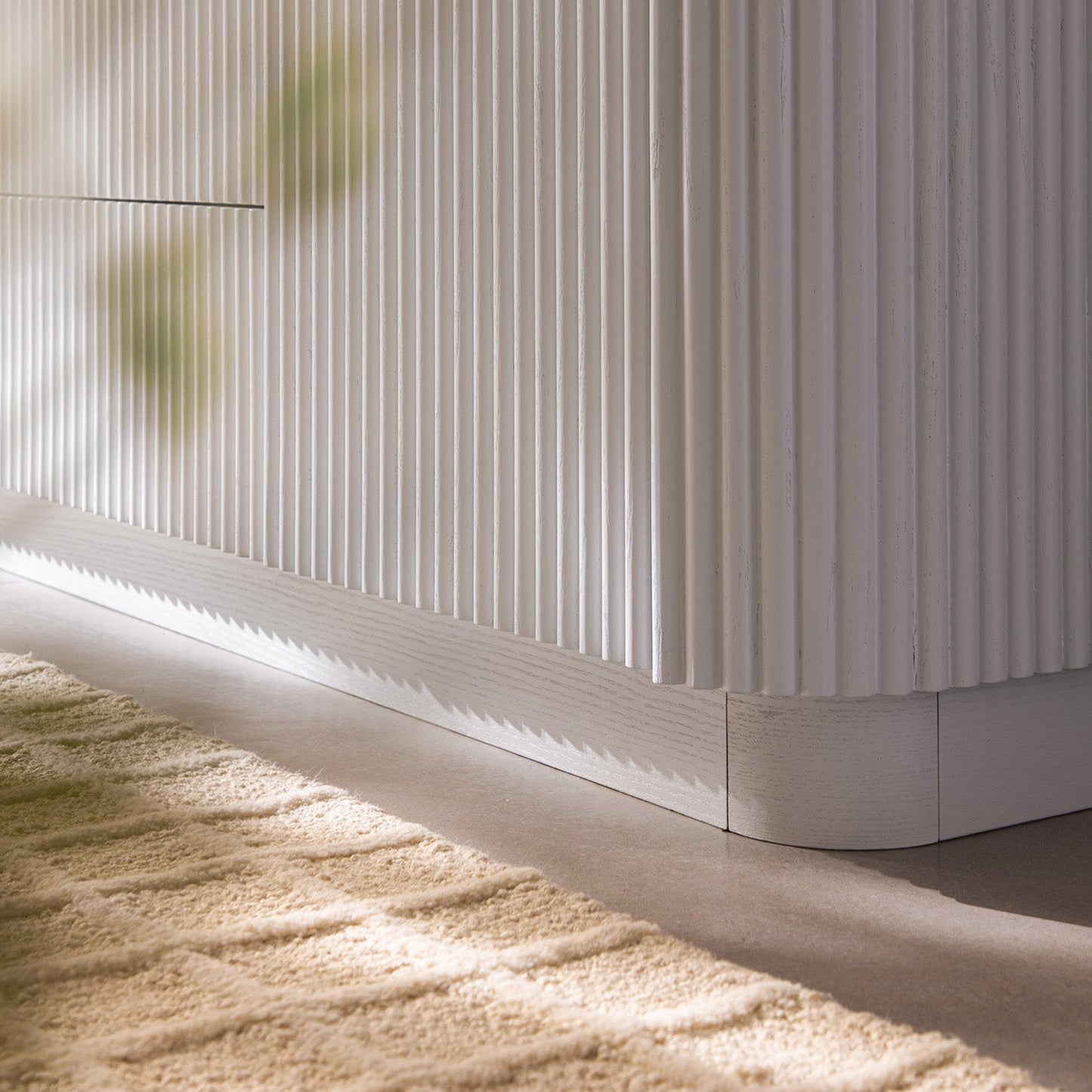 Grand buffet Maru à 2 portes et tiroirs, blanc délavé