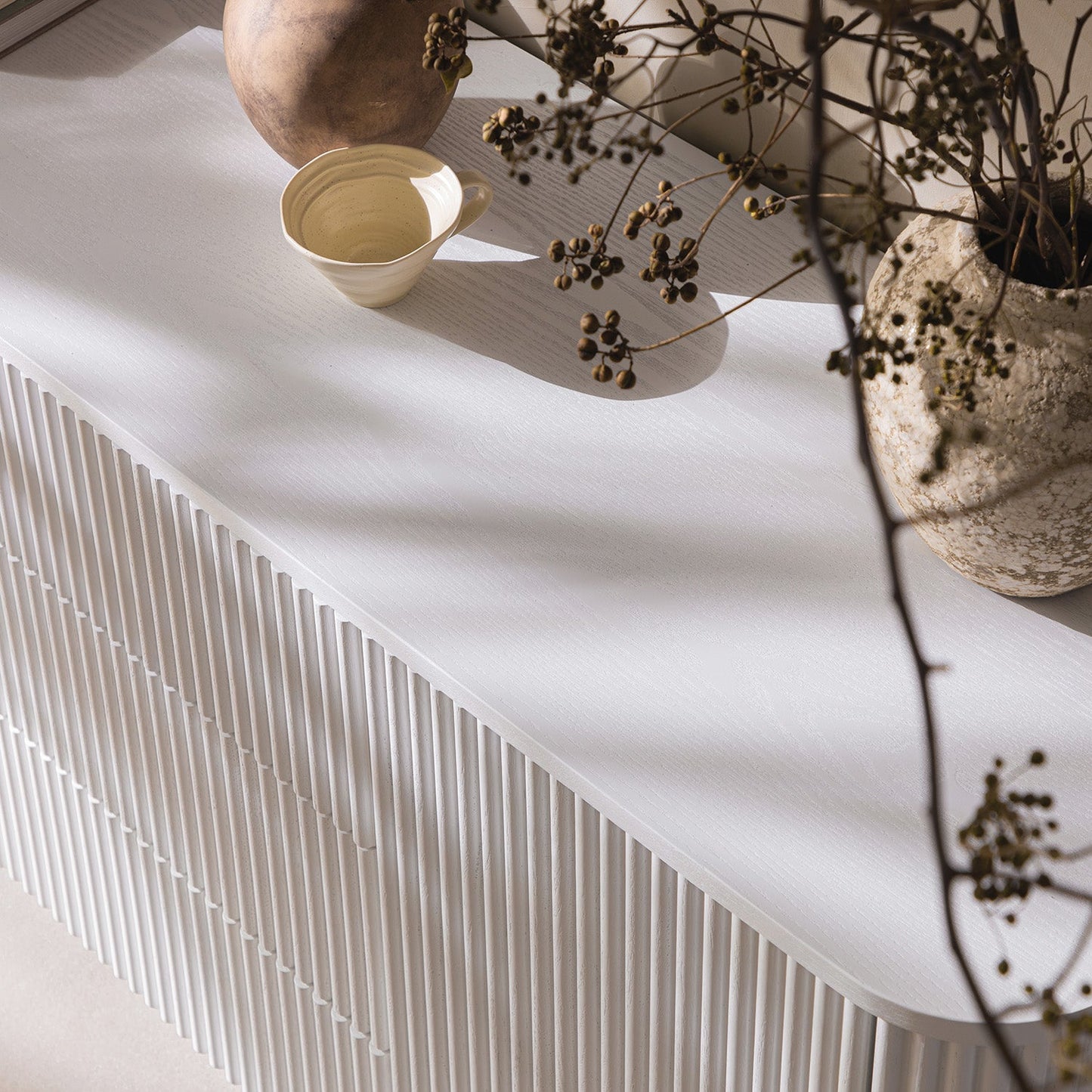 Grand buffet Maru à 2 portes et tiroirs, blanc délavé