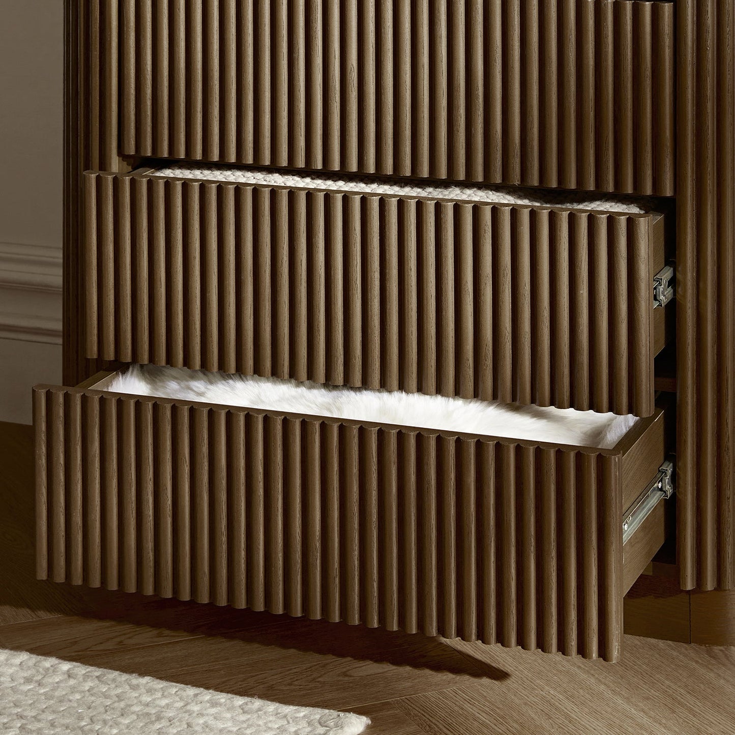 Commode Maru à 5 tiroirs, chêne argenté