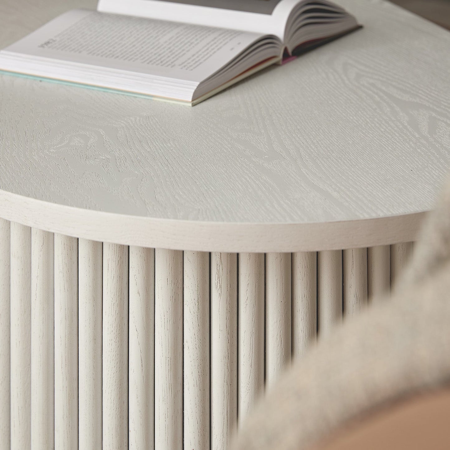 Table basse ovale Maru, blanc délavé