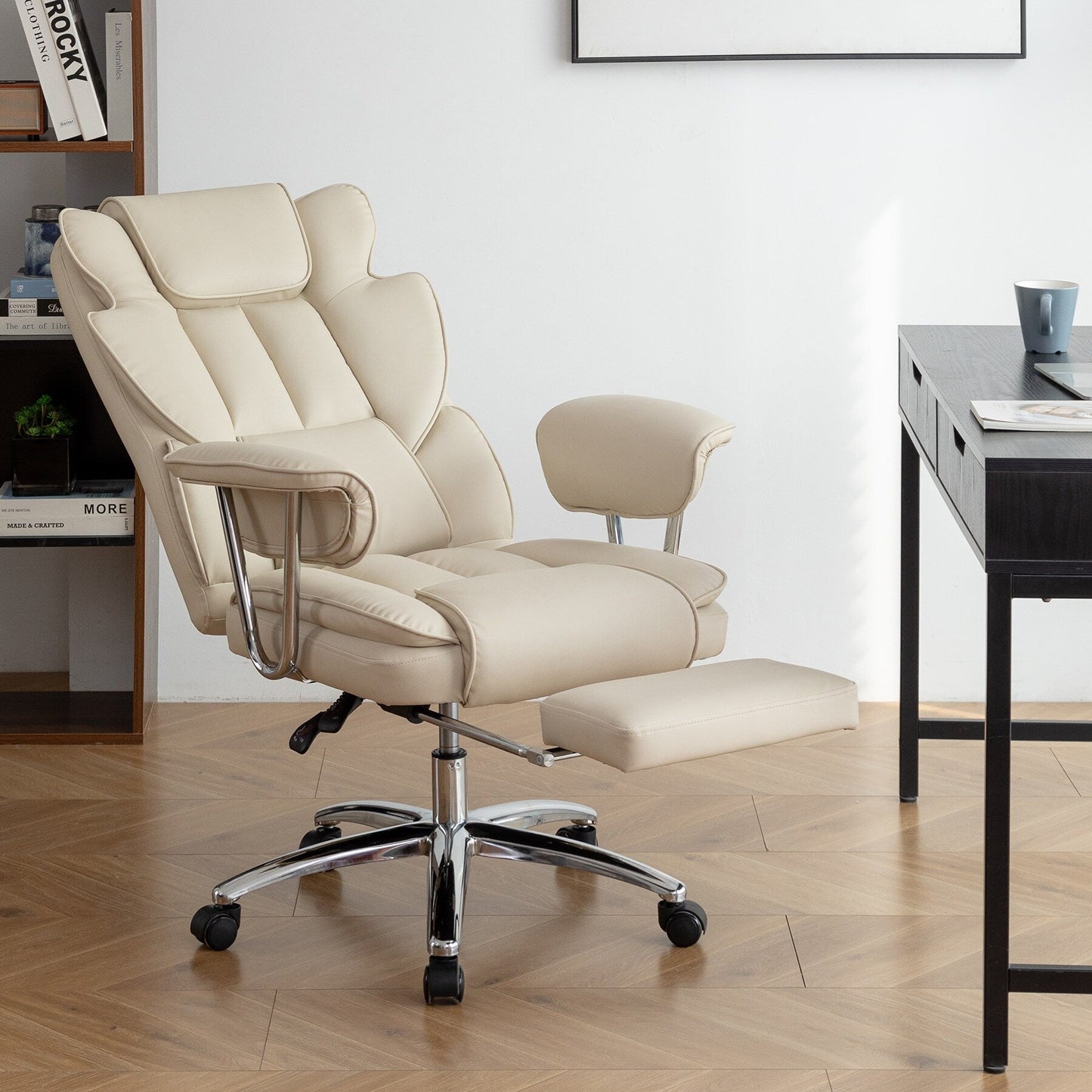 Fauteuil de bureau ergonomique pivotant à 360° en cuir reconstitué beige, dossier haut, soutien lombaire, repose-pieds et hauteur réglable.