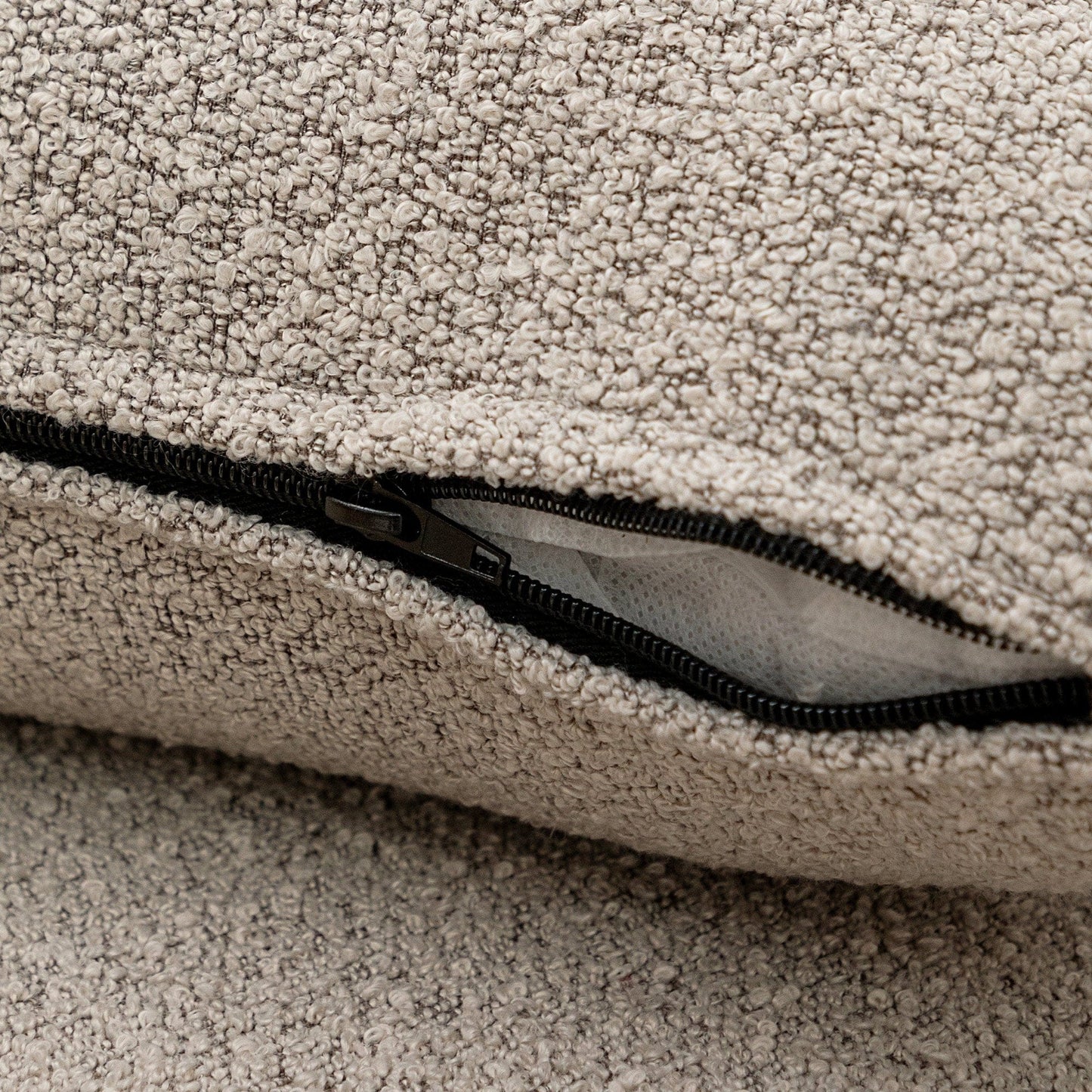 Canapé 2 places KINWELL en tissu bouclé avec coussins