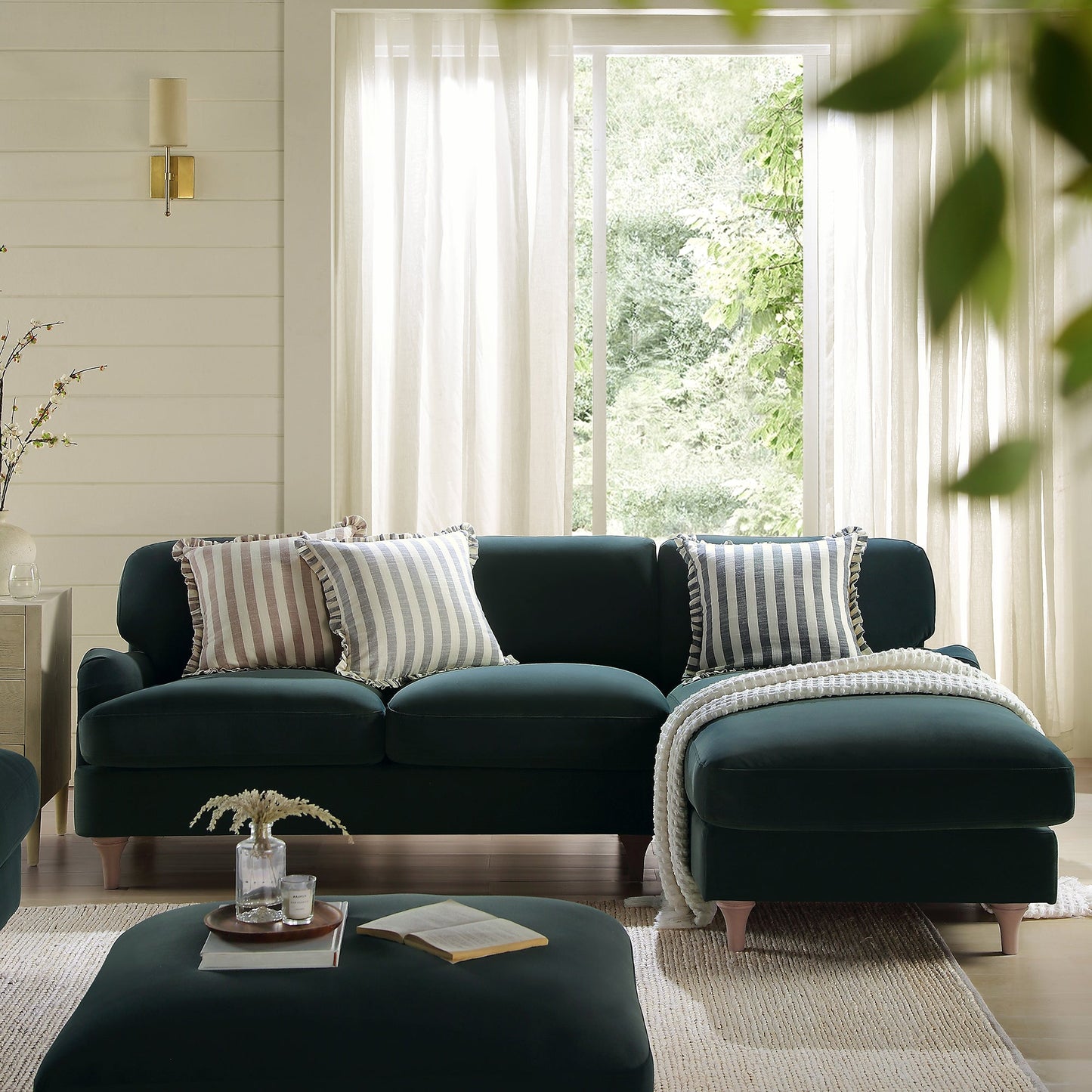 Canapé Daphnis en velours bleu égéen, grande chaise longue orientée à droite