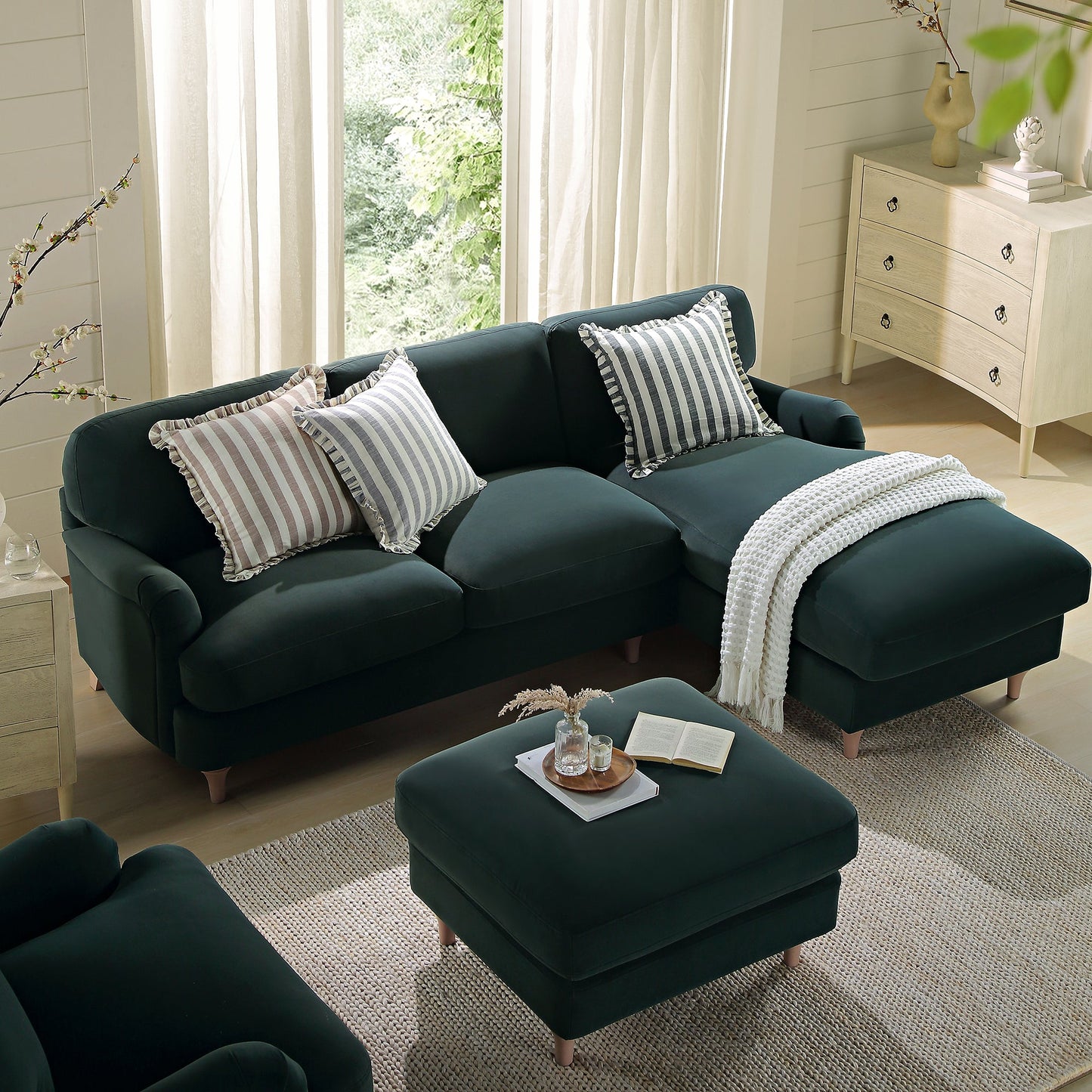 Canapé Daphnis en velours bleu égéen, grande chaise longue orientée à droite