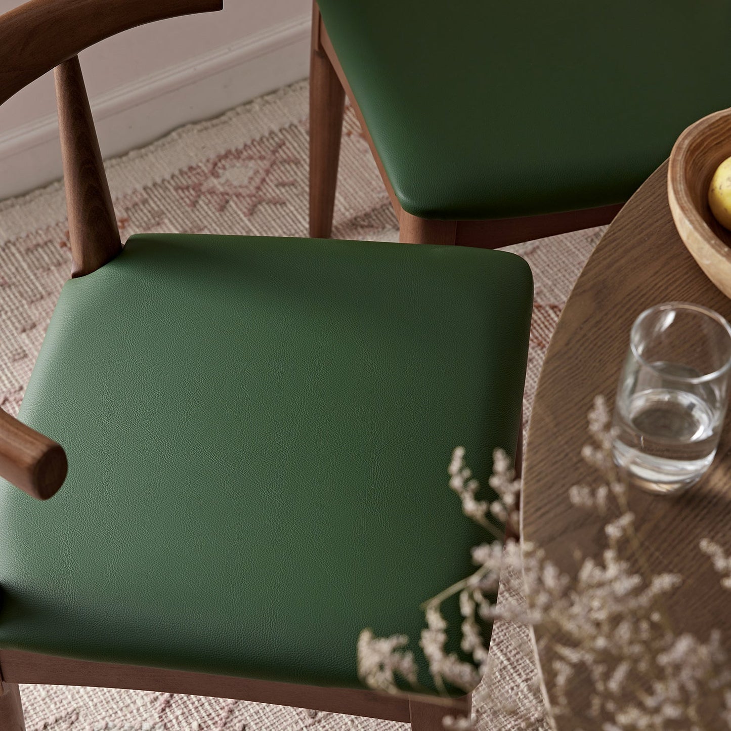 Ensemble de 2 chaises de salle à manger Arley en hêtre, noyer clair et vert olive