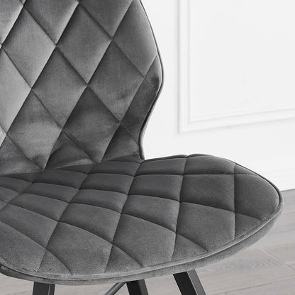 Lot de 2 chaises de salle à manger Ampney en velours à motif diamant avec pieds en métal (velours gris foncé)