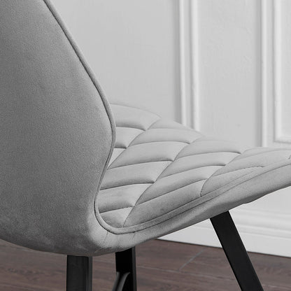 Lot de 2 chaises de salle à manger Ampney en velours gris clair avec coutures en losange et pieds en métal