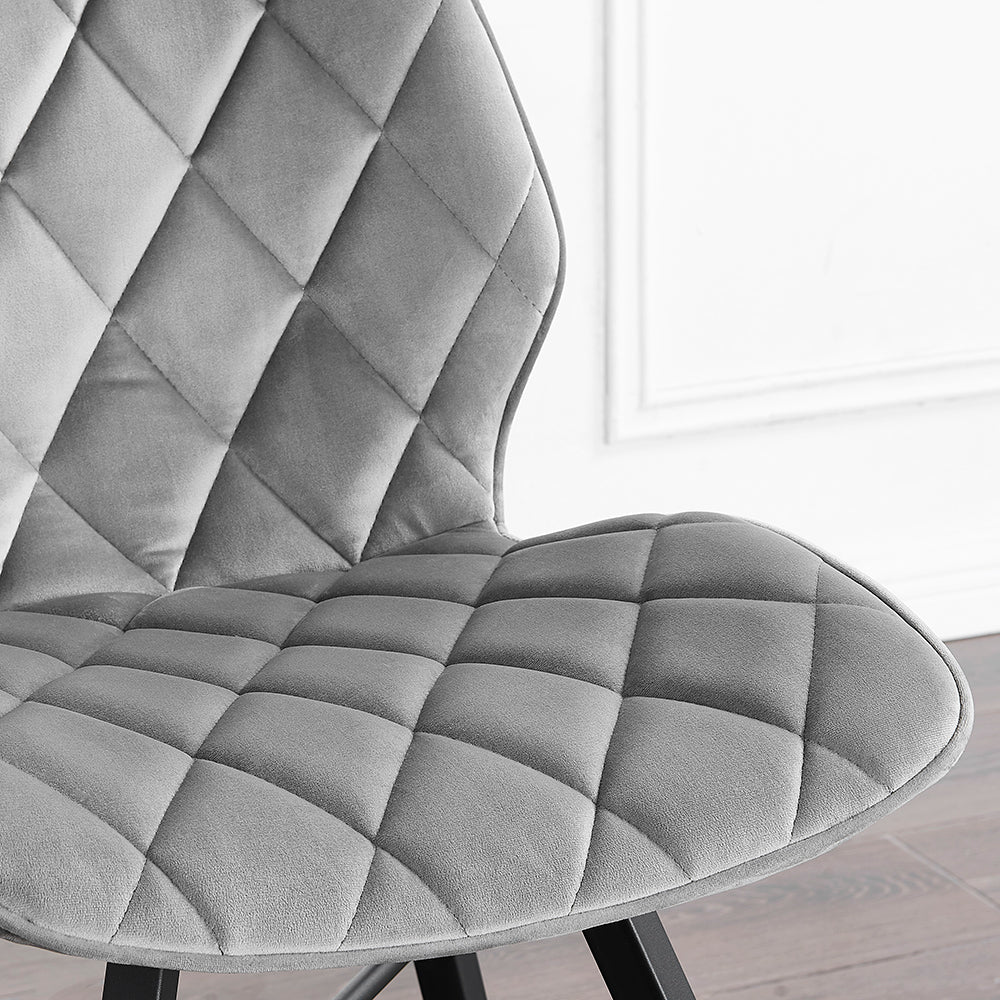 Lot de 2 chaises de salle à manger Ampney en velours gris clair avec coutures en losange et pieds en métal