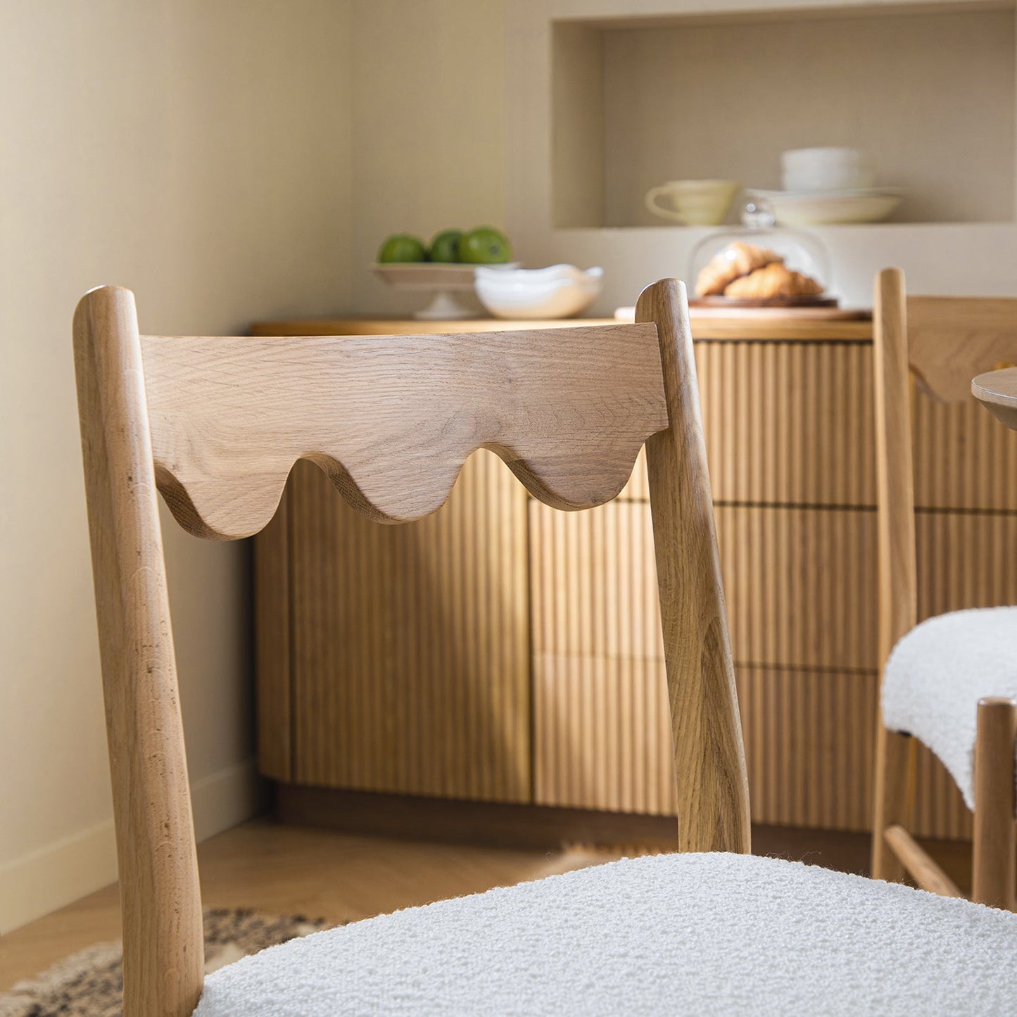 Ensemble de 2 chaises de salle à manger Ludlow, boucle écrue | Structure en chêne naturel