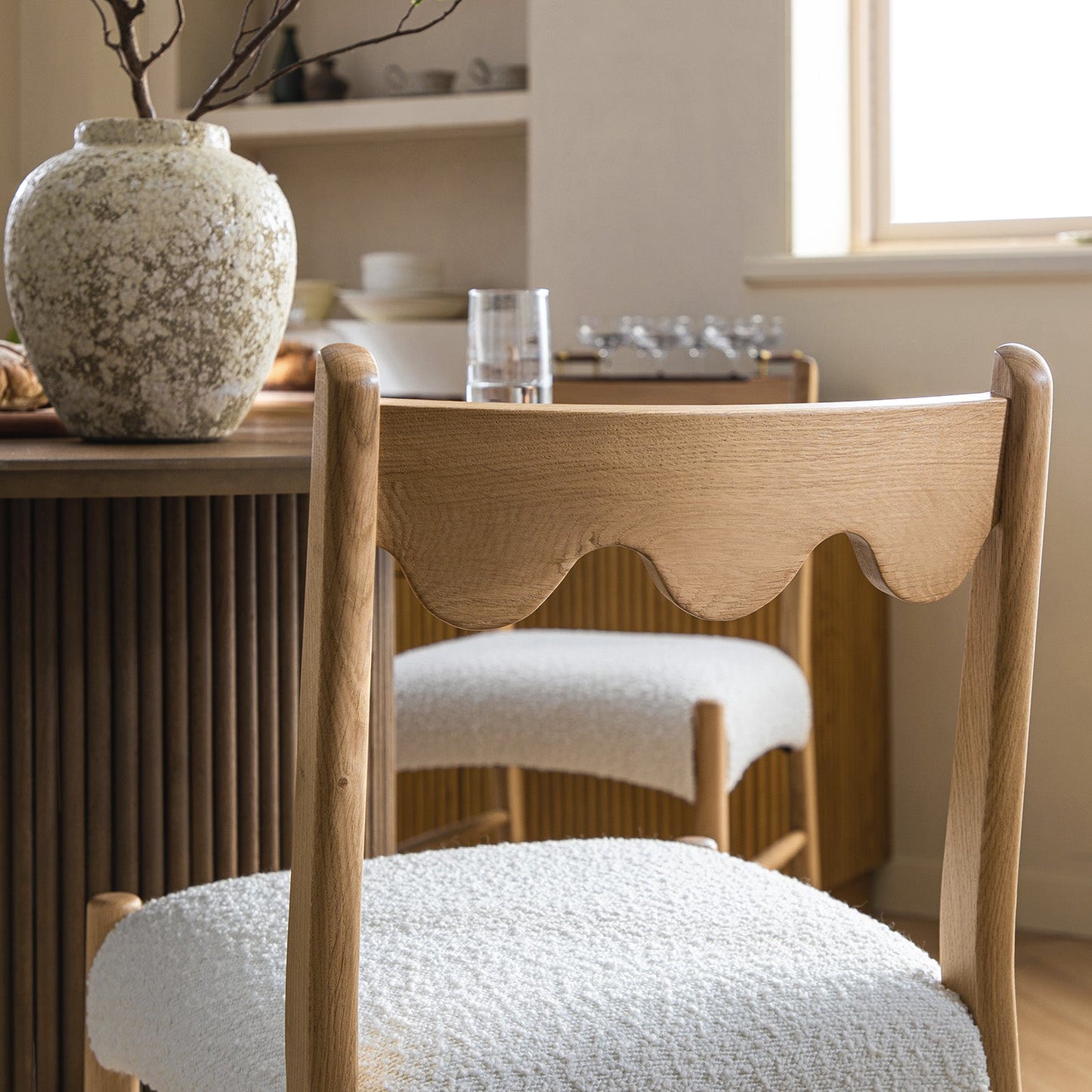 Ensemble de 2 chaises de salle à manger Ludlow, boucle écrue | Structure en chêne naturel