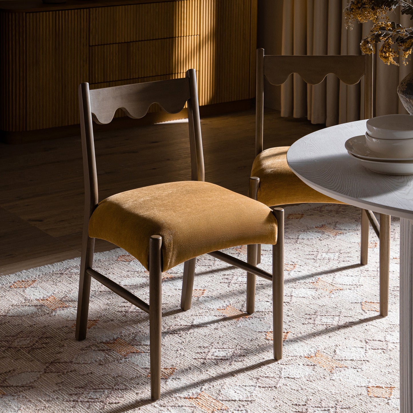 Ensemble de 2 chaises de salle à manger Ludlow, chenille miel épicé | Chêne argenté