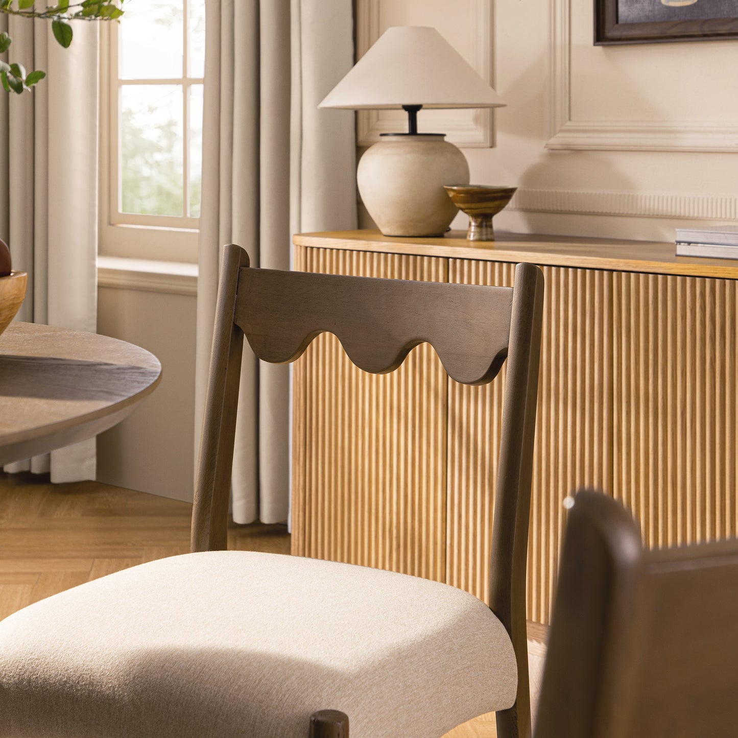 Ensemble de 2 chaises de salle à manger Ludlow, tissu avoine | Cadre en chêne argenté