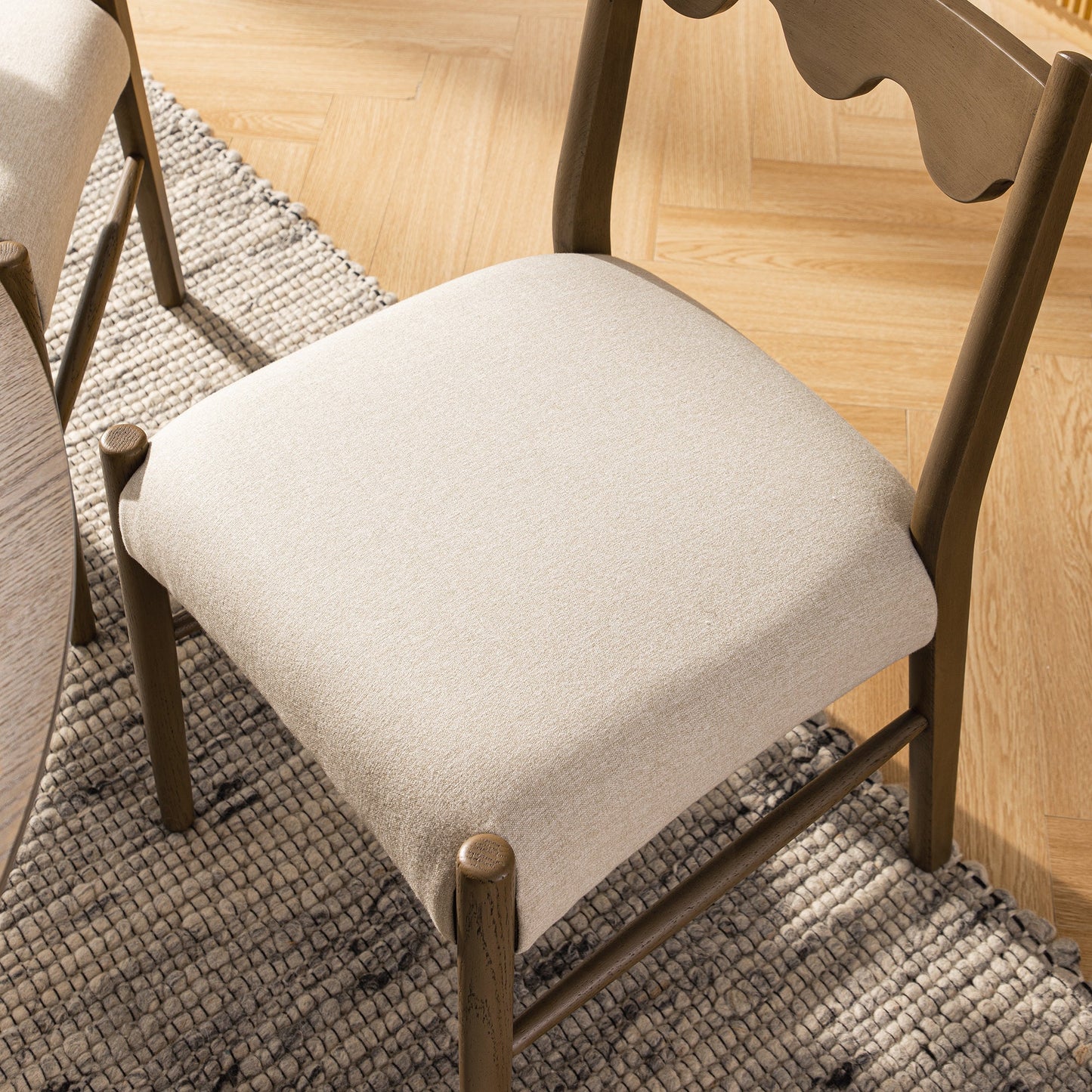 Ensemble de 2 chaises de salle à manger Ludlow, tissu avoine | Cadre en chêne argenté