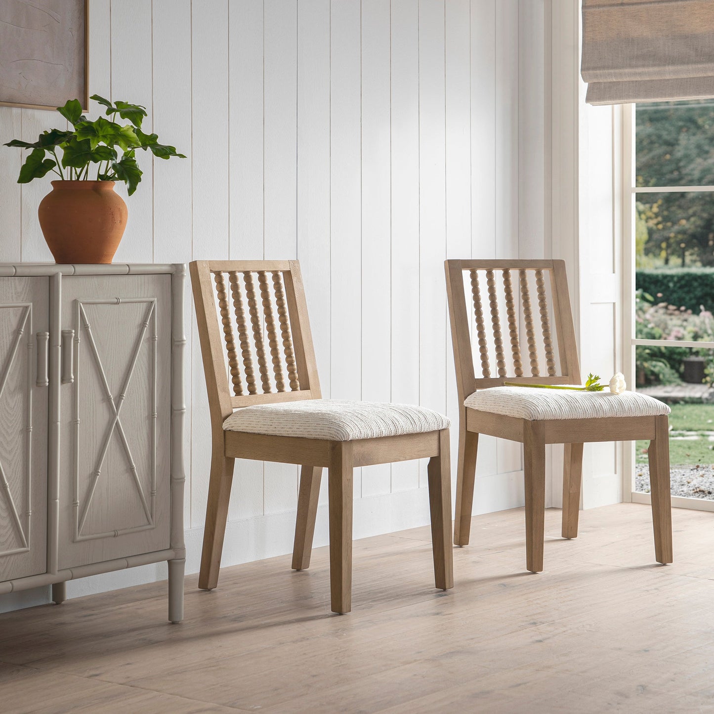 Ensemble de 2 chaises de salle à manger Hemingford en chêne lavé, tissu texturé beige et fuseau