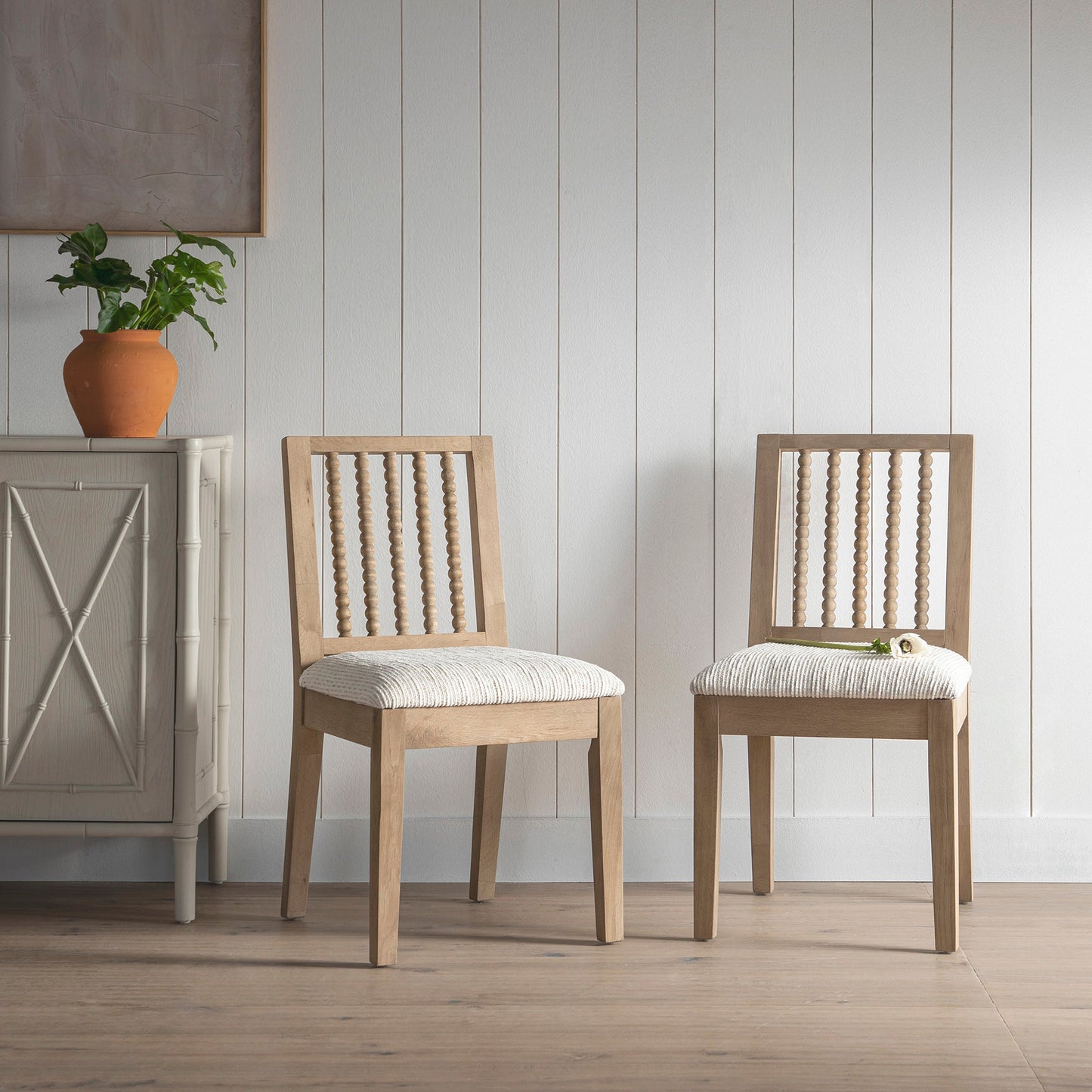 Ensemble de 2 chaises de salle à manger Hemingford en chêne lavé, tissu texturé beige et fuseau