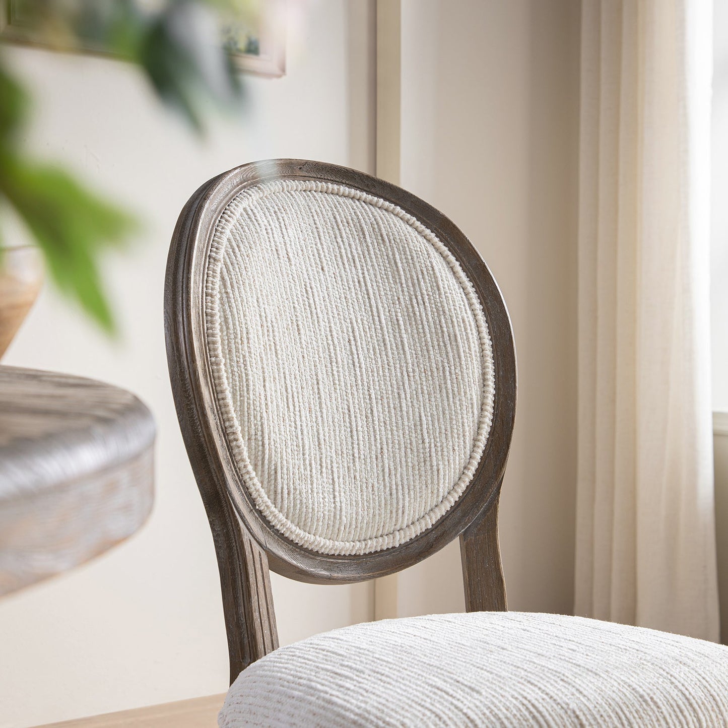 Ensemble de 2 chaises de salle à manger classiques en chêne patiné Lainston, tissu texturé beige
