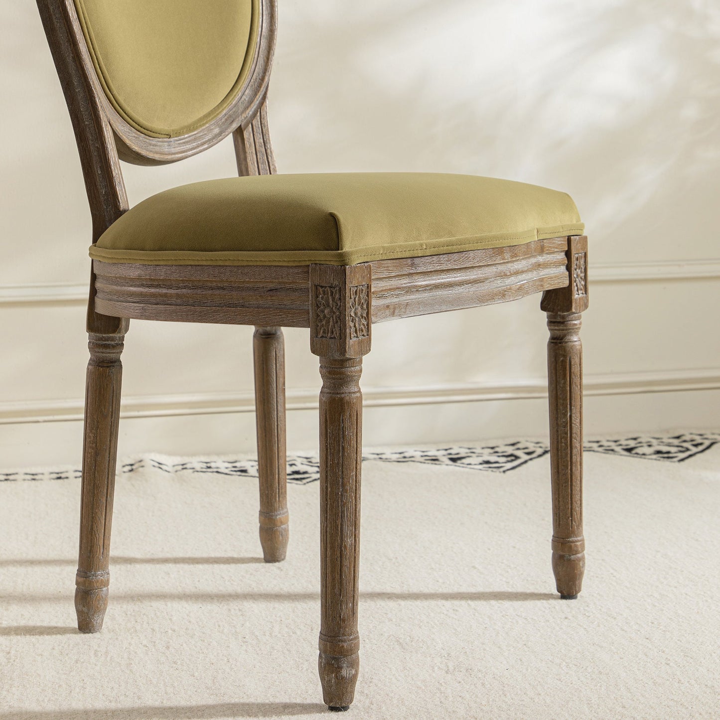 Ensemble de 2 chaises de salle à manger classiques en chêne patiné Lainston, velours caramel