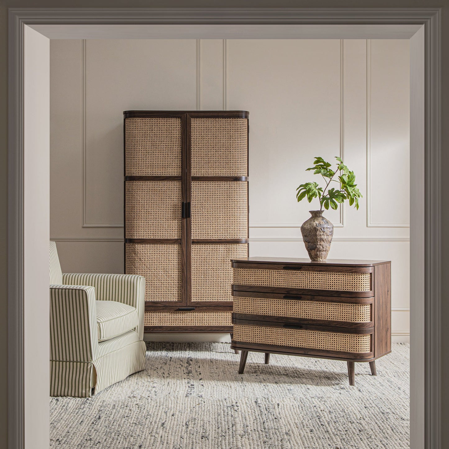 Armoire double en rotin courbé Izzy, noyer