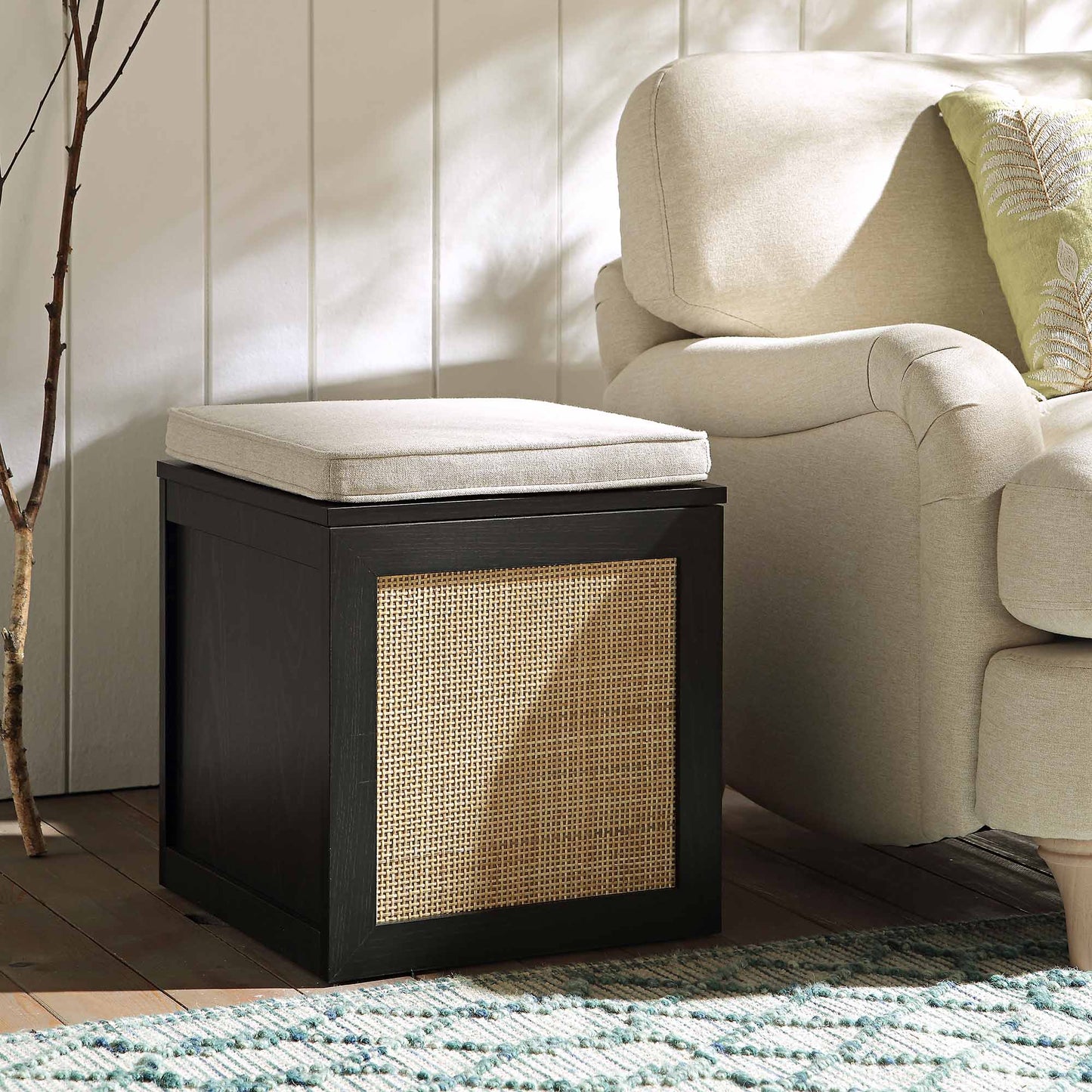 Tabouret de rangement simple en rotin tressé Frances avec coussin, noir