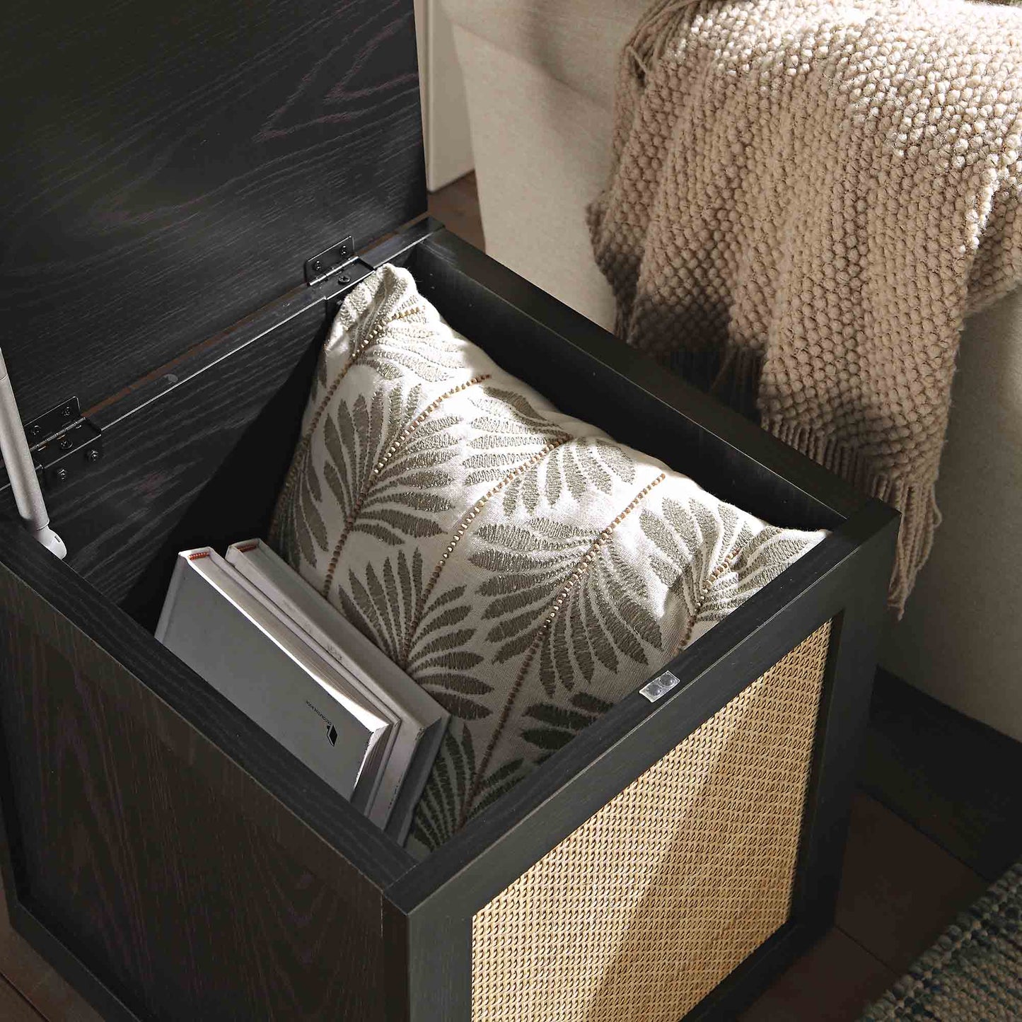 Tabouret de rangement simple en rotin tressé Frances avec coussin, noir