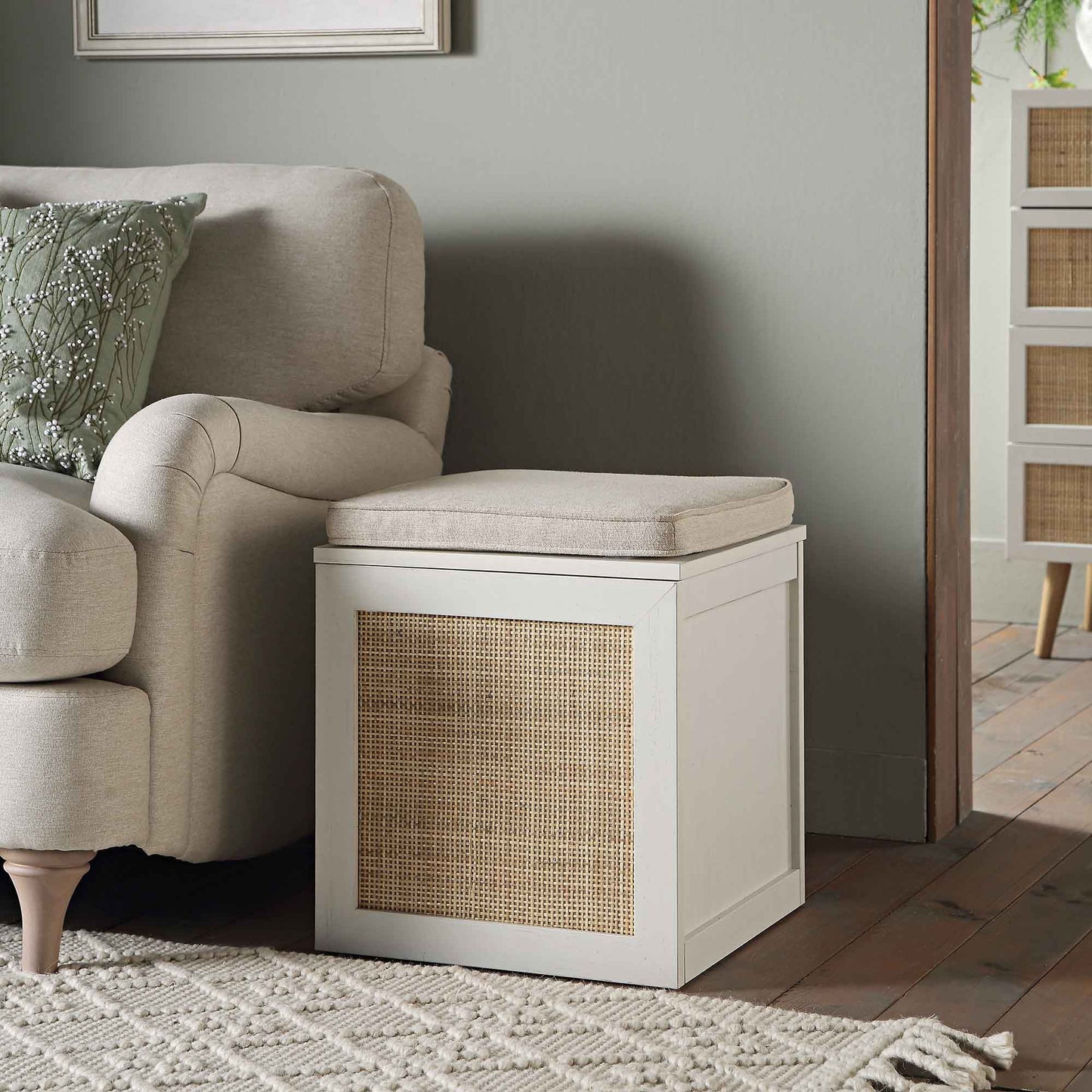 Tabouret de rangement simple en rotin tressé Frances avec coussin, blanc