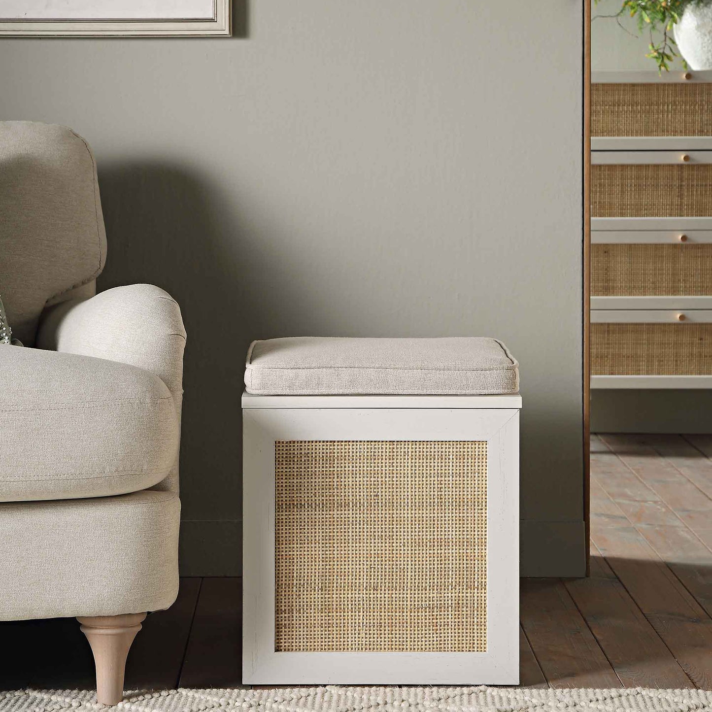 Tabouret de rangement simple en rotin tressé Frances avec coussin, blanc