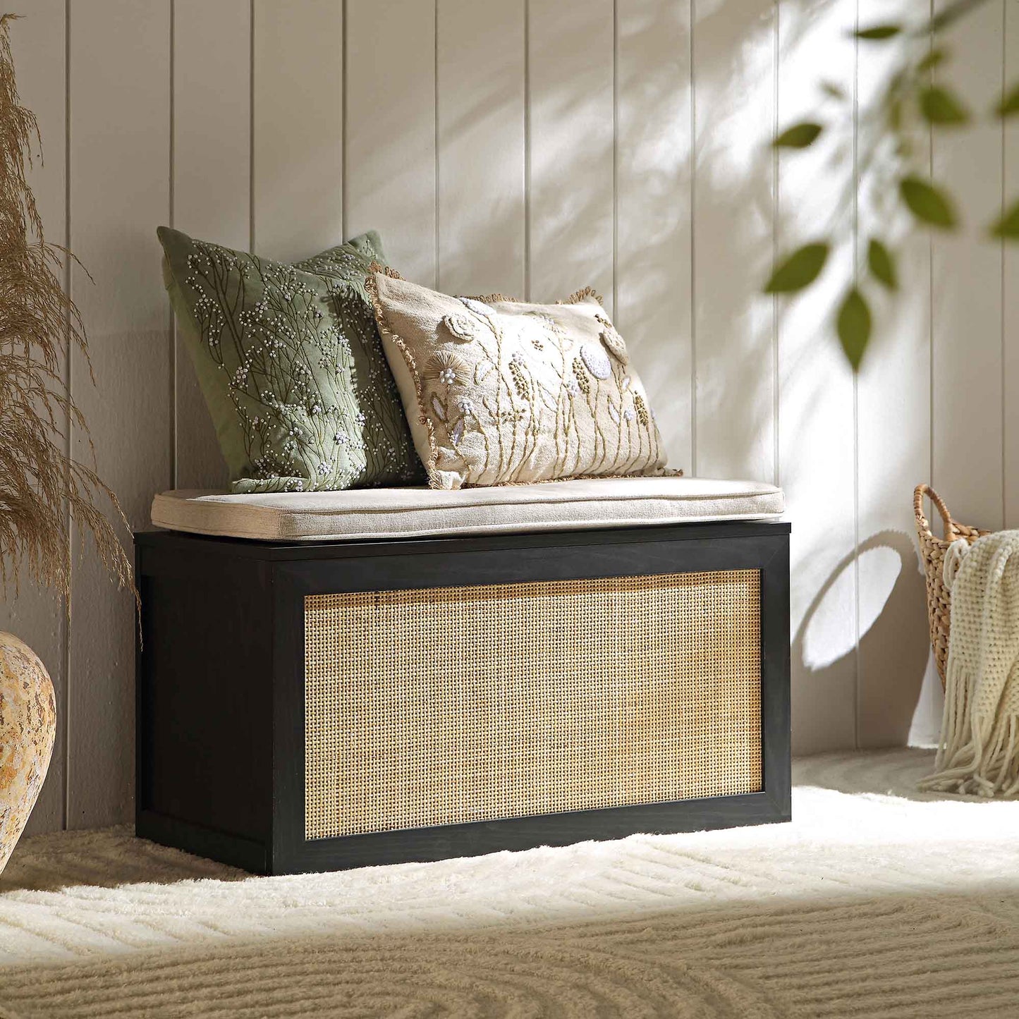 Tabouret de rangement double en rotin tressé Frances avec coussin, noir