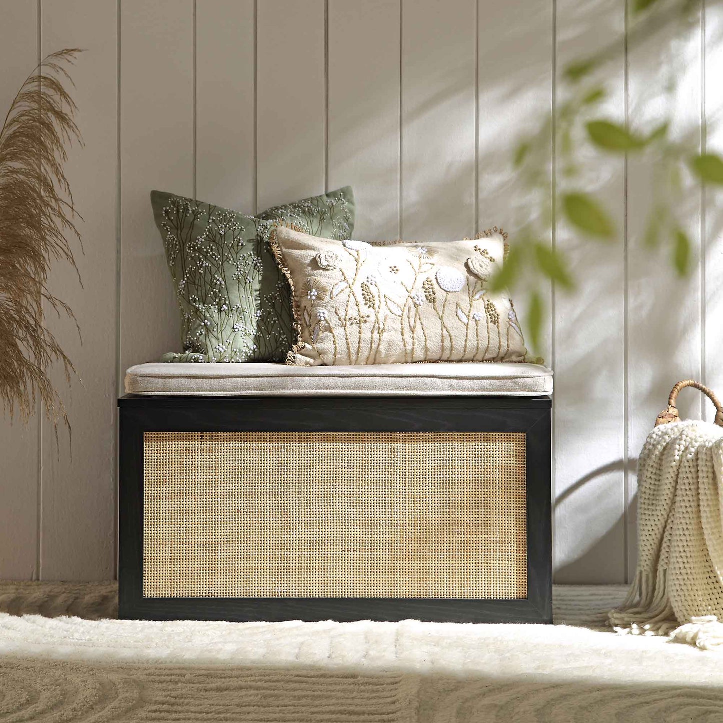 Tabouret de rangement double en rotin tressé Frances avec coussin, noir