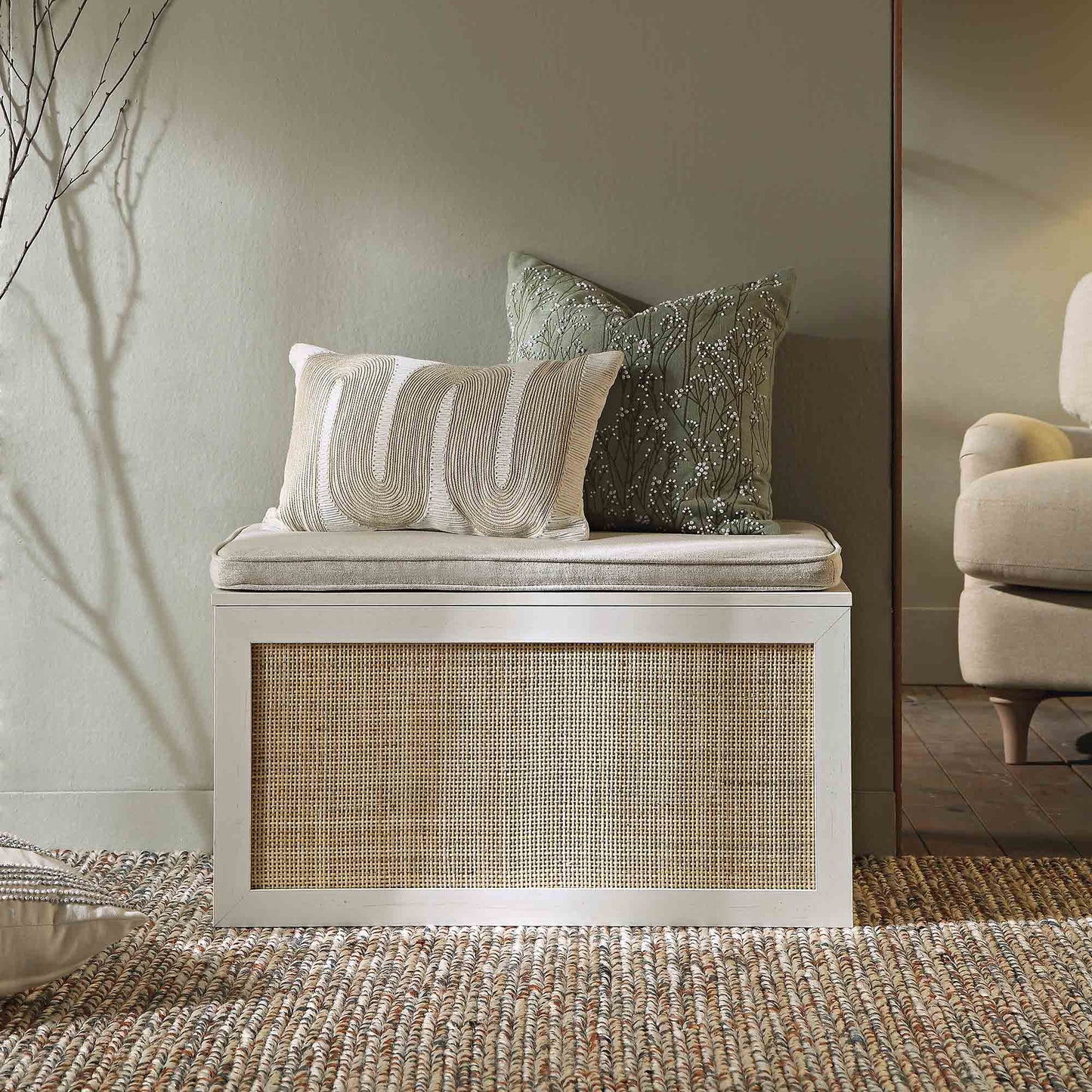 Tabouret de rangement double en rotin tressé Frances avec coussin, blanc