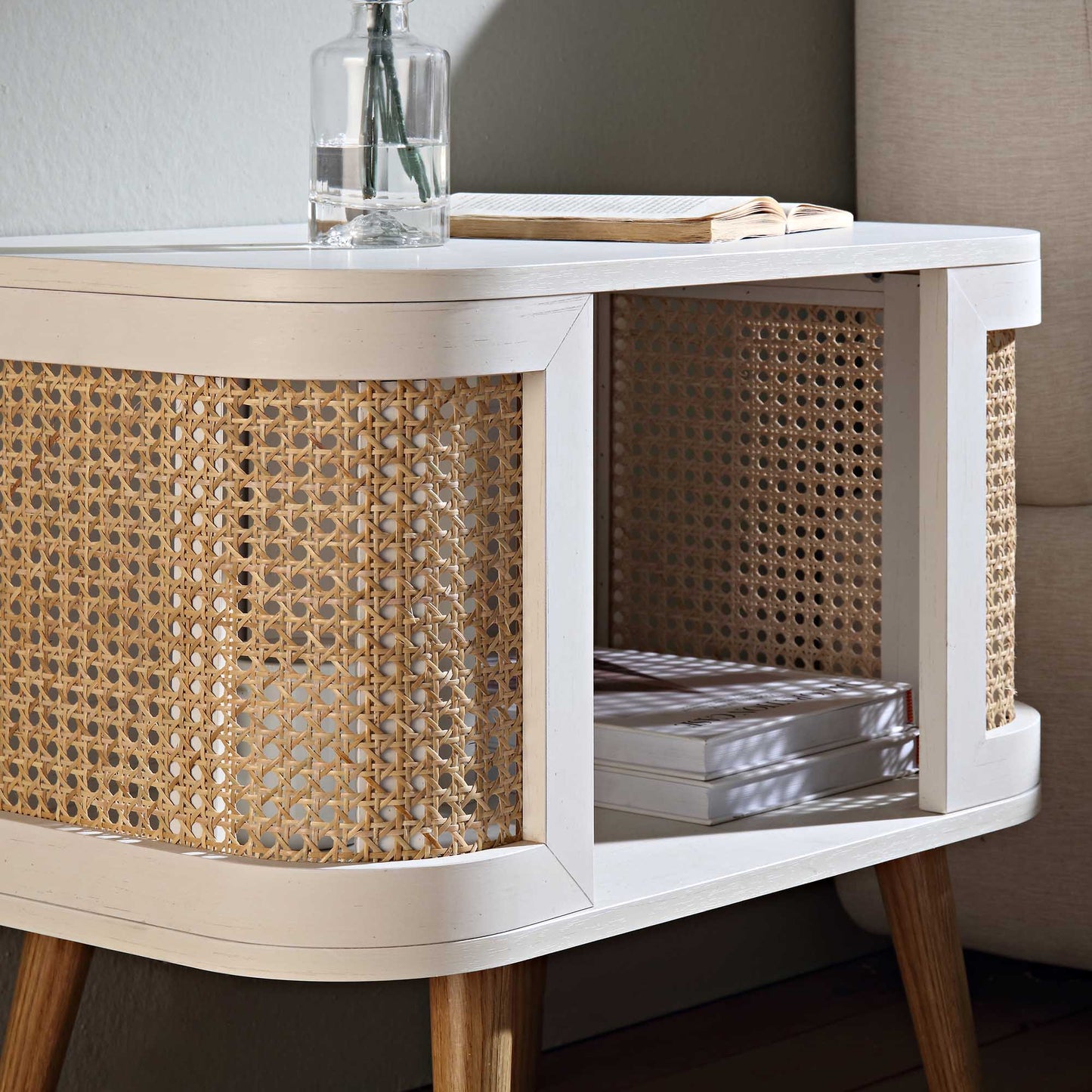 Table de chevet courbée en rotin Izzy, blanche