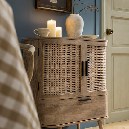 Petit buffet Izzy en rotin courbé à 1 tiroir, naturel