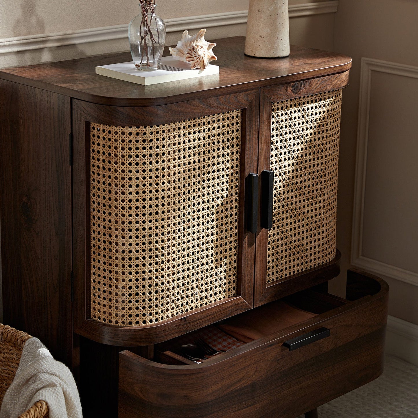 Petit buffet Izzy en rotin courbé à 1 tiroir, noyer