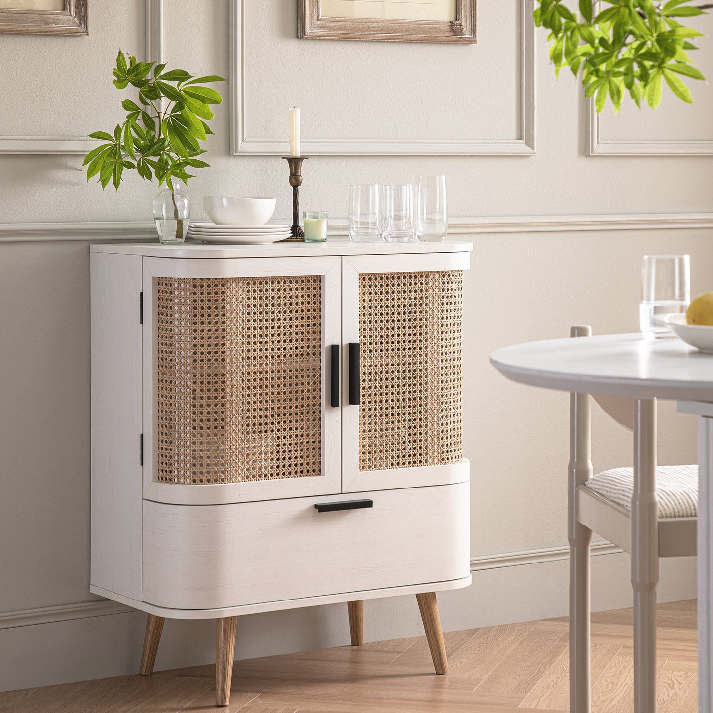 Petit buffet Izzy en rotin incurvé à 1 tiroir, blanc