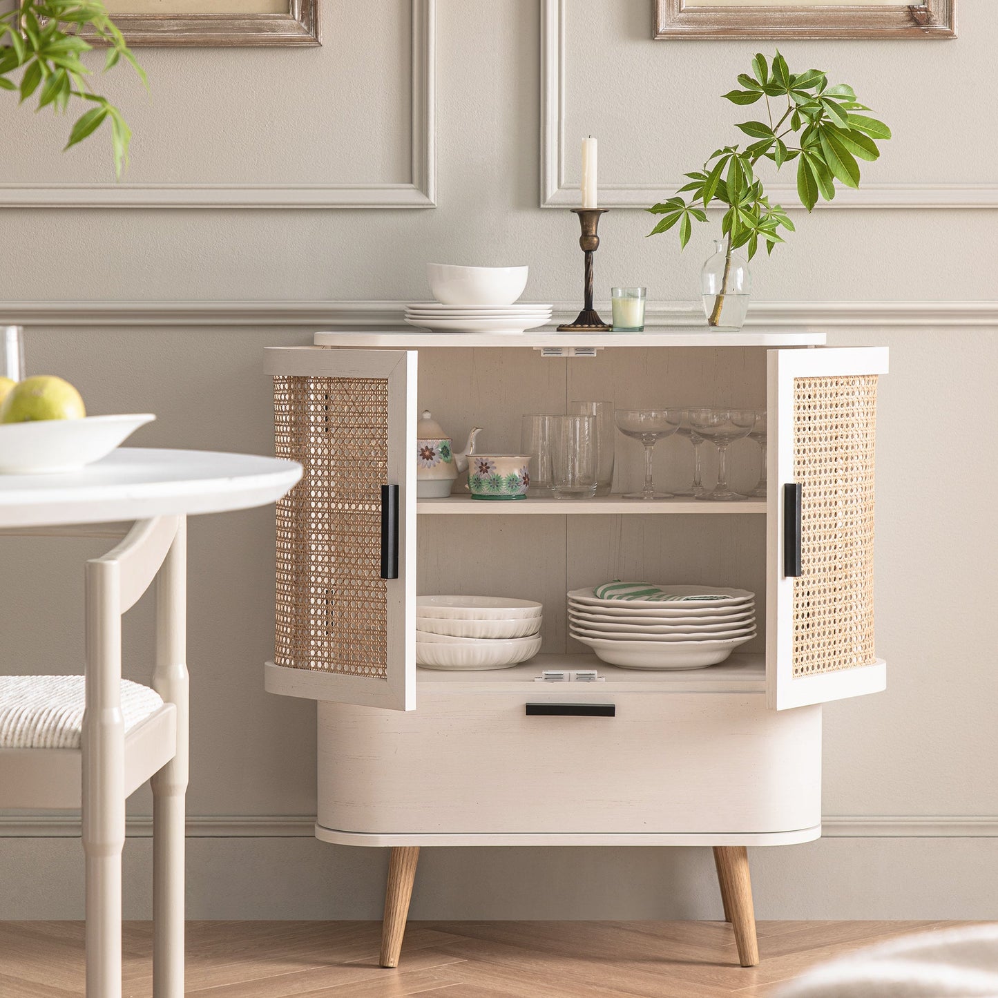 Petit buffet Izzy en rotin incurvé à 1 tiroir, blanc