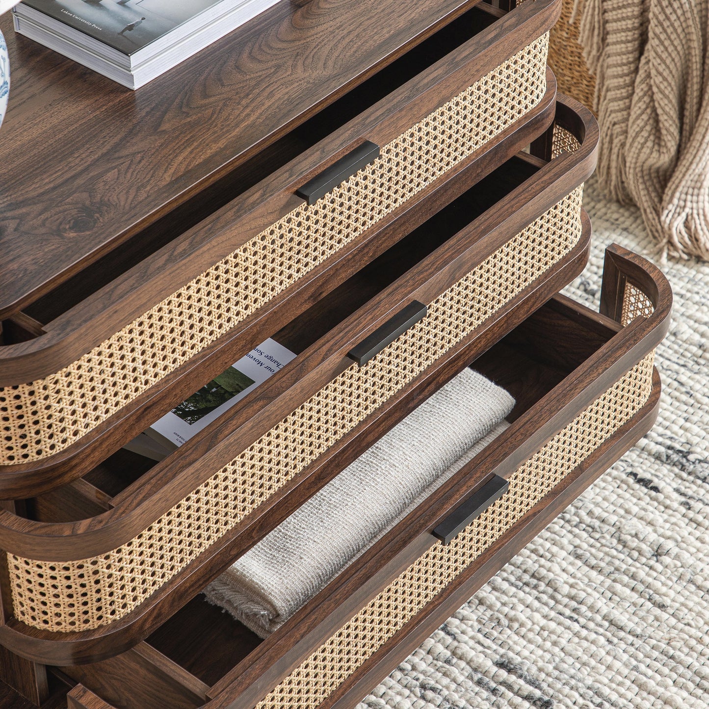 Commode 3 tiroirs en rotin courbé Izzy, noyer