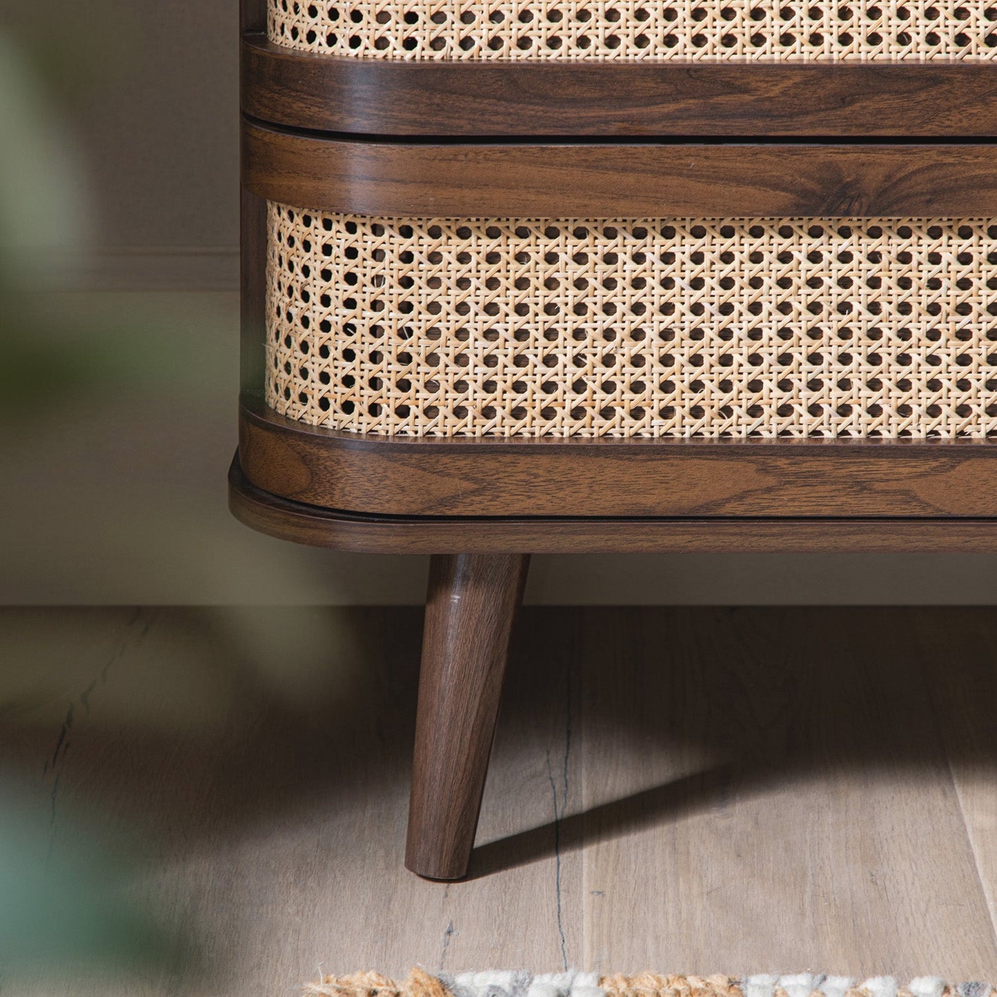 Commode 5 tiroirs en rotin courbé Izzy, noyer